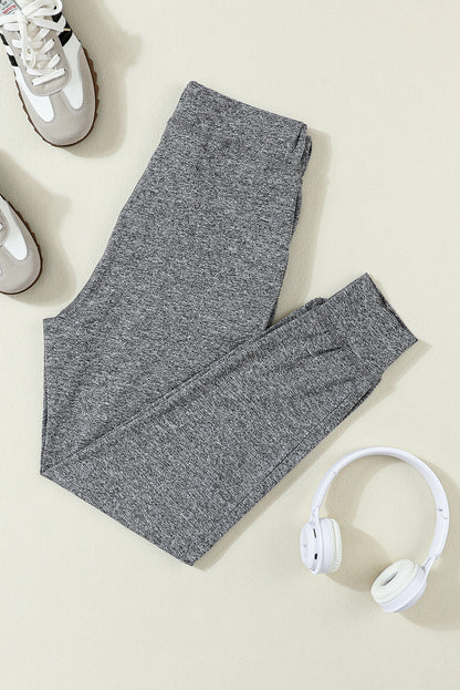 Pantalones deportivos grises con cordón, cintura elástica y bolsillos