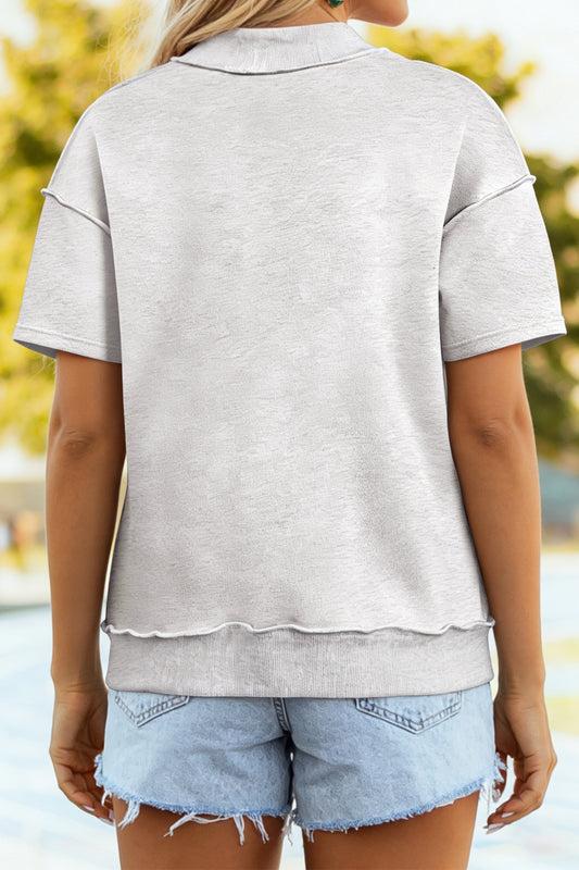 Camiseta gris claro de cuello alto con costuras expuestas