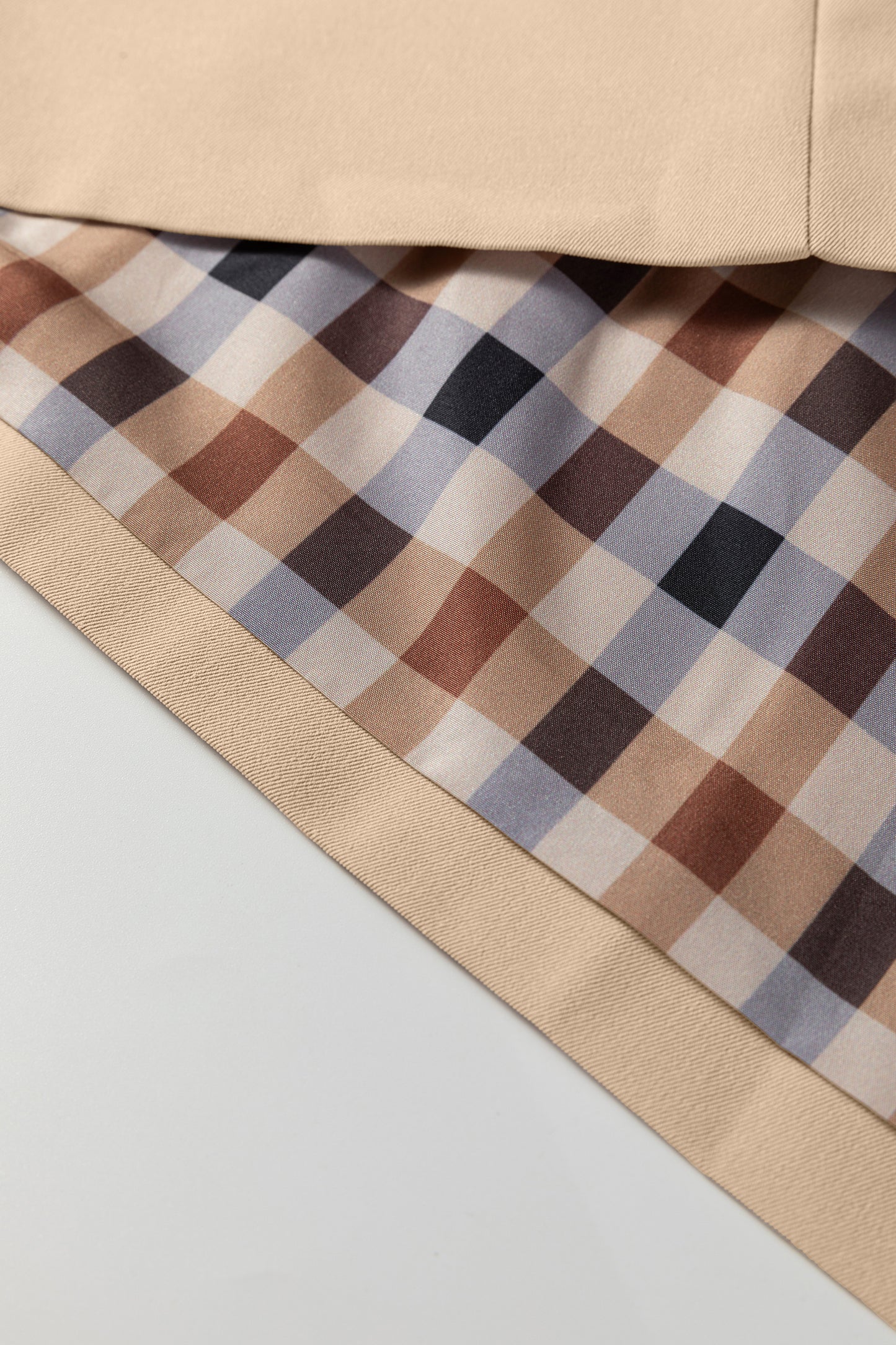 Gabardina cruzada de patchwork con forro a cuadros en pergamino