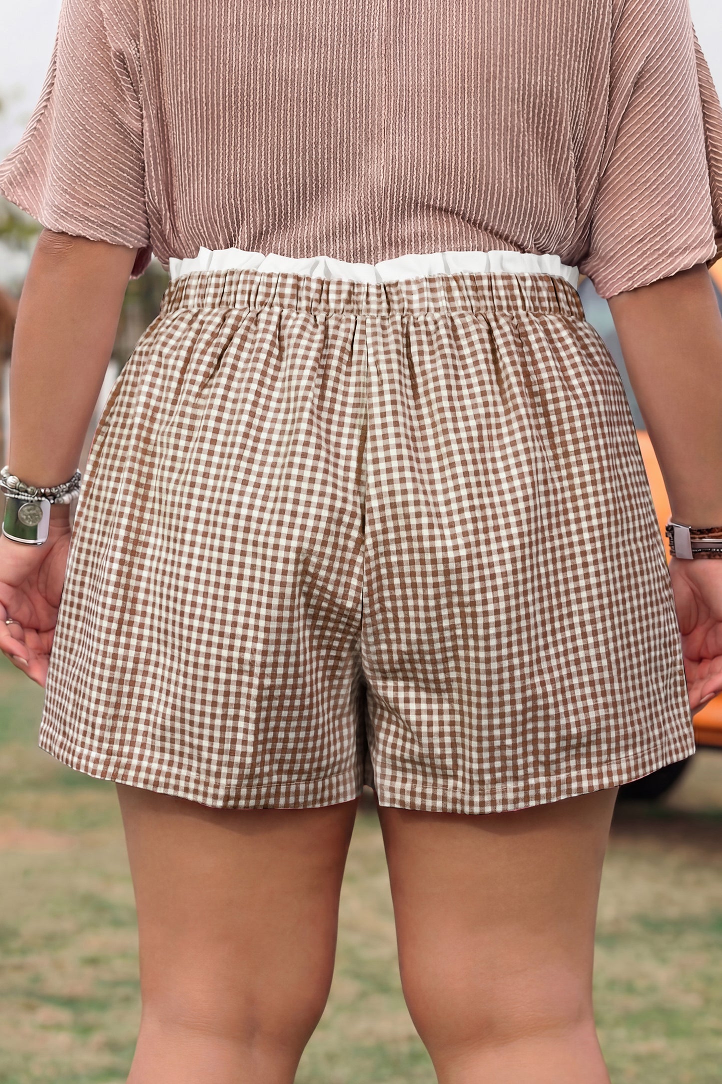 Pantalones cortos de talla grande con estampado de cuadros y ribete en contraste caqui