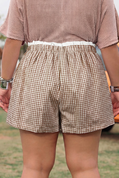 Pantalones cortos de talla grande con estampado de cuadros y ribete en contraste caqui