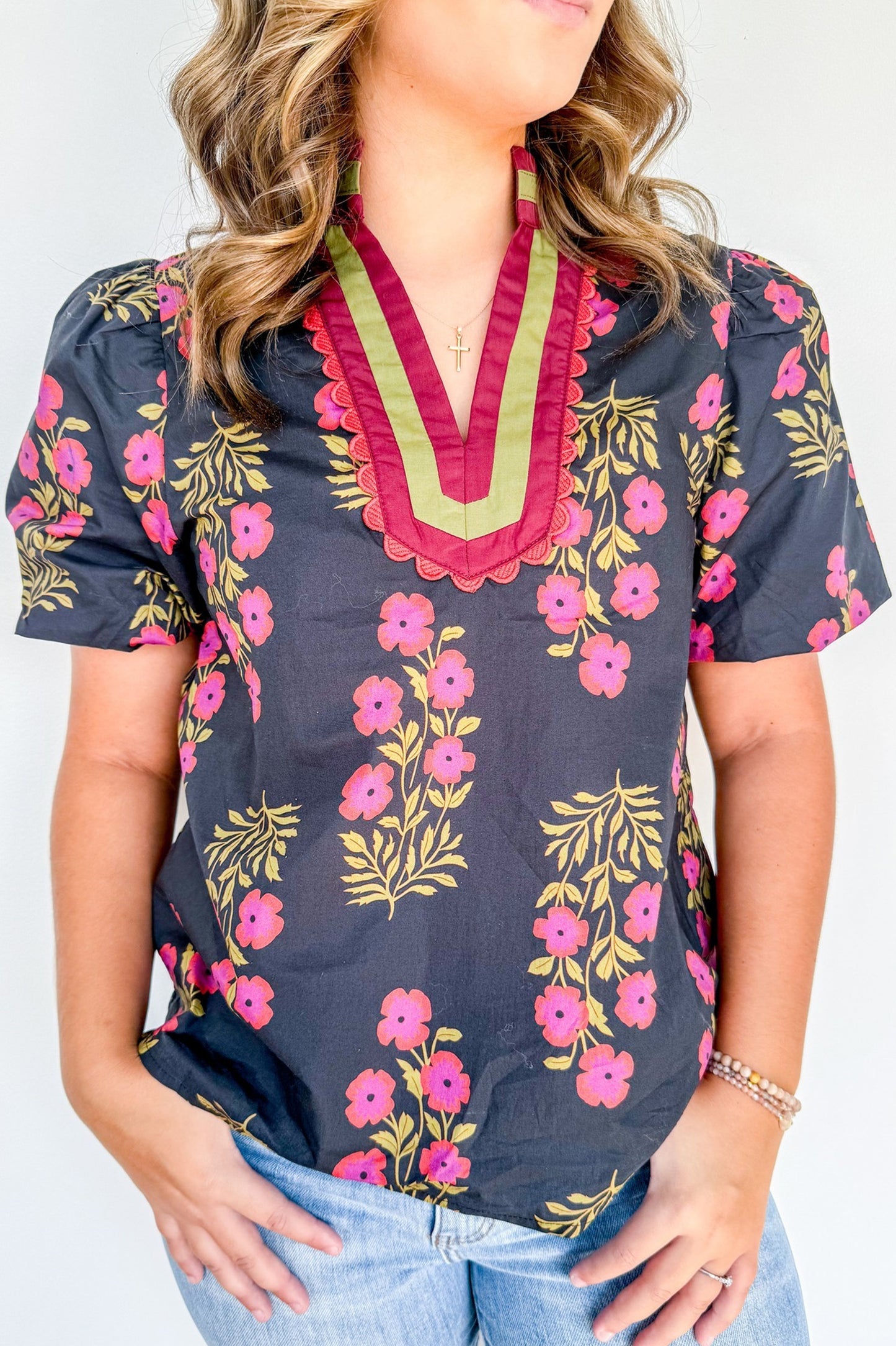 Blusa de algodón con estampado floral y ribete a rayas Ricrac de talla grande en color negro y manga corta