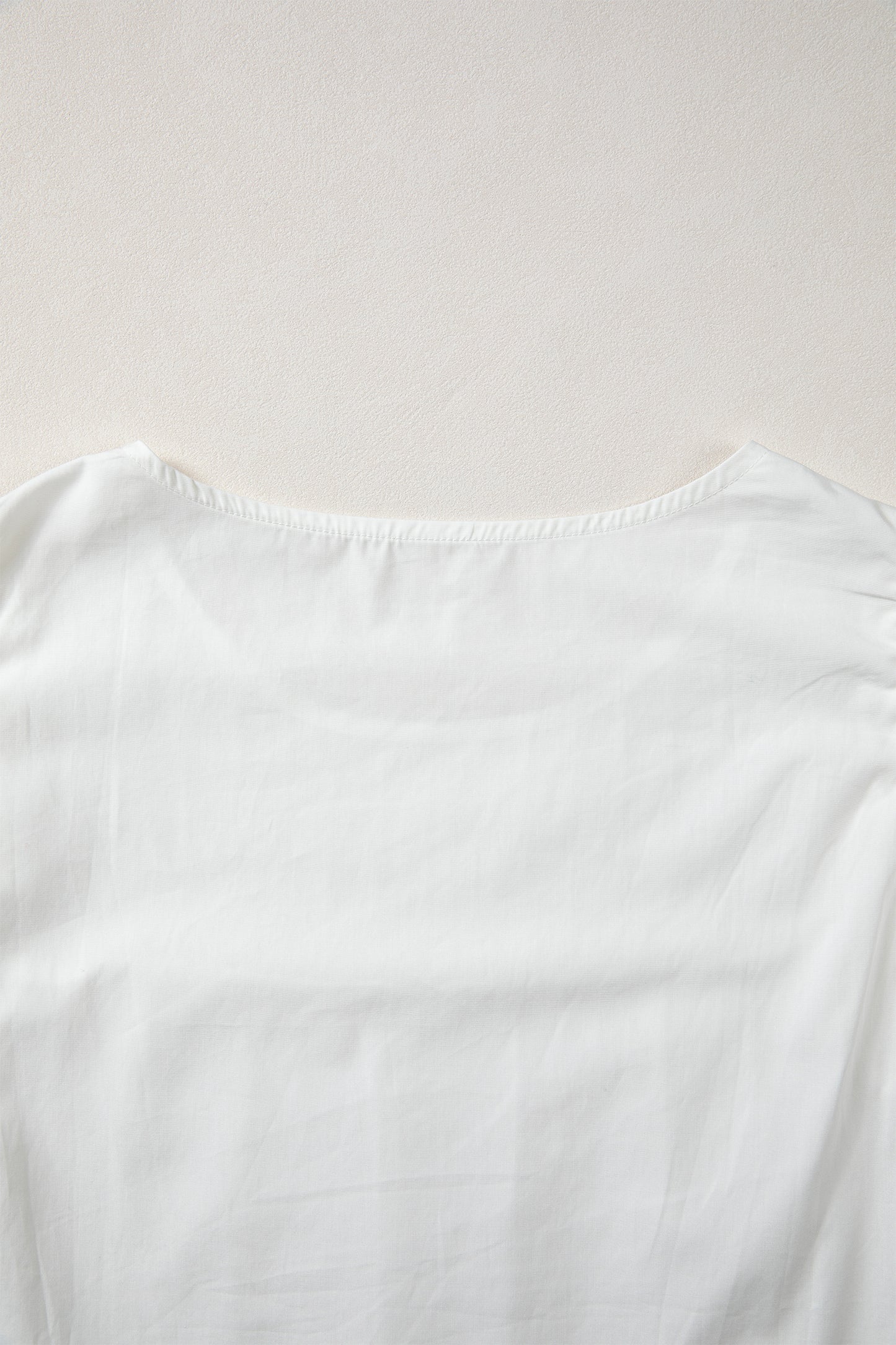 Blusa con detalle de encaje blanco, manga con volantes y cuello redondo plisado
