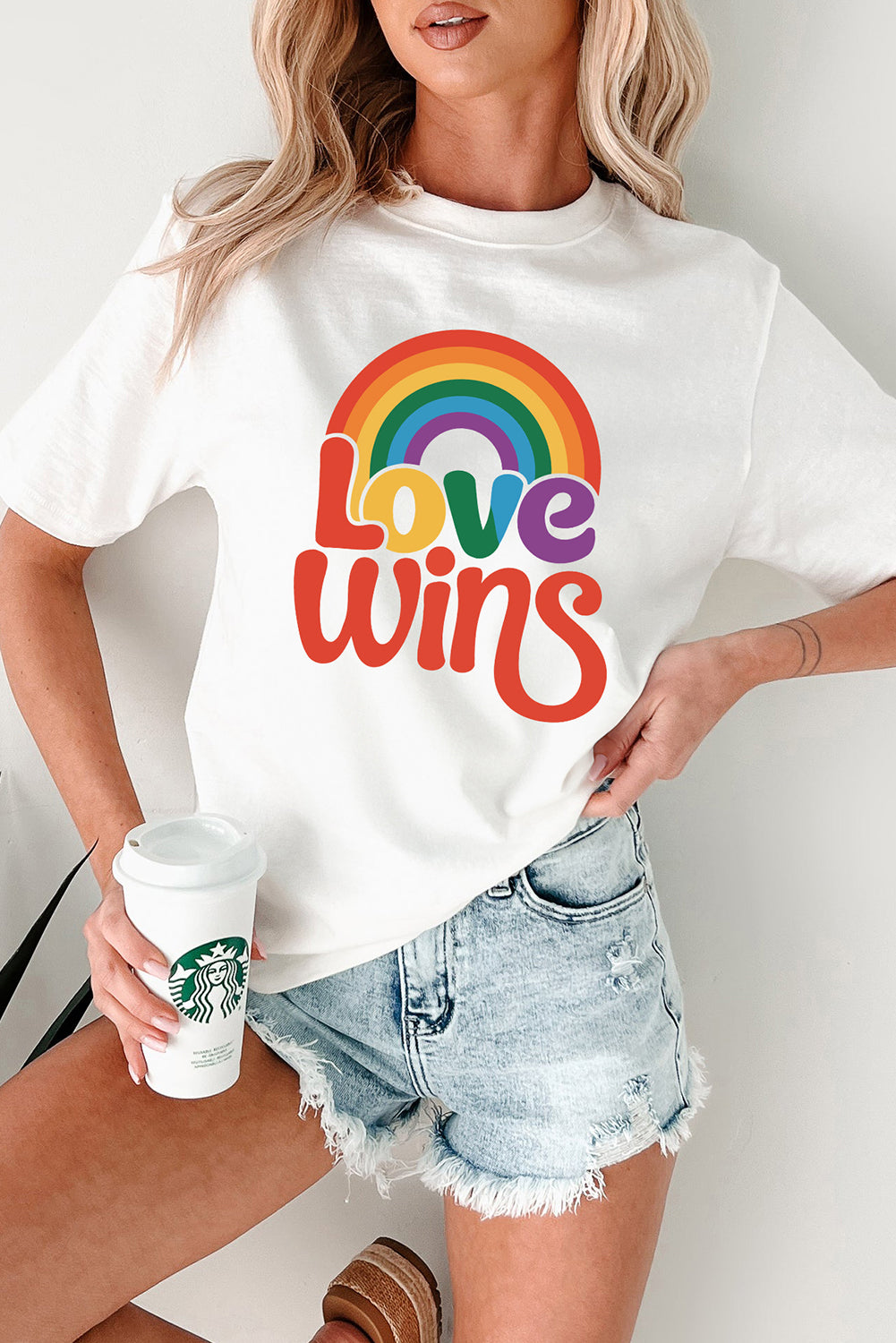Camiseta informal con gráfico de arcoíris "Love Wins" en blanco