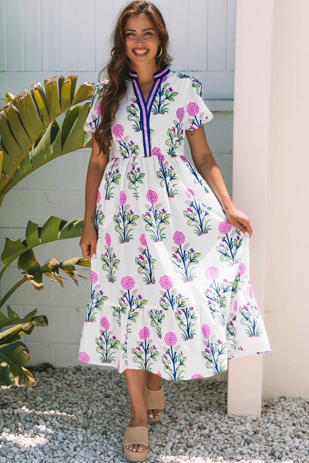 Vestido maxi blanco floral con mangas abullonadas cortas, escote en V y cintura alta