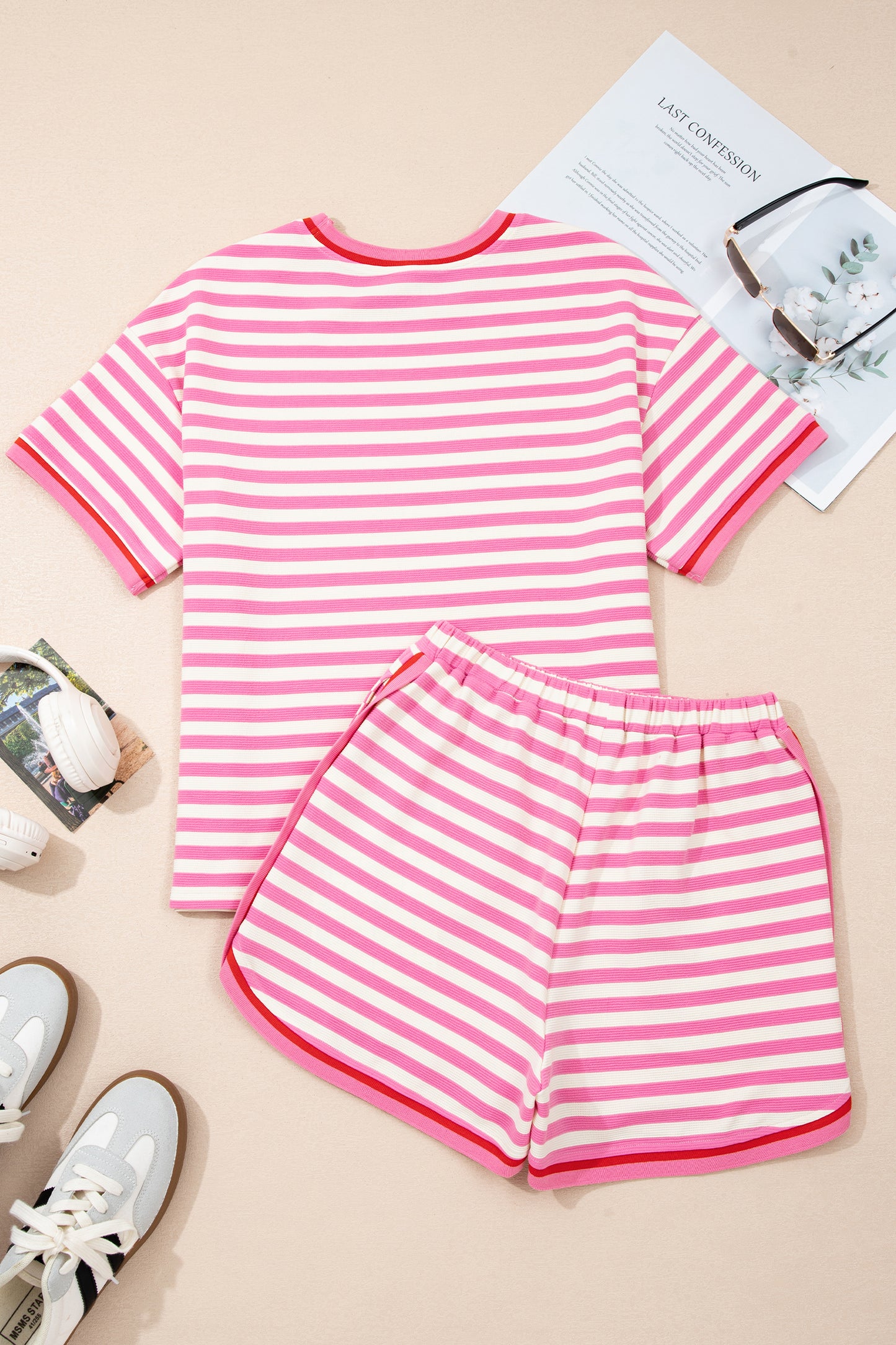 Top de manga corta con ribete en contraste de rayas rosas y shorts sueltos, conjunto casual de 2 piezas
