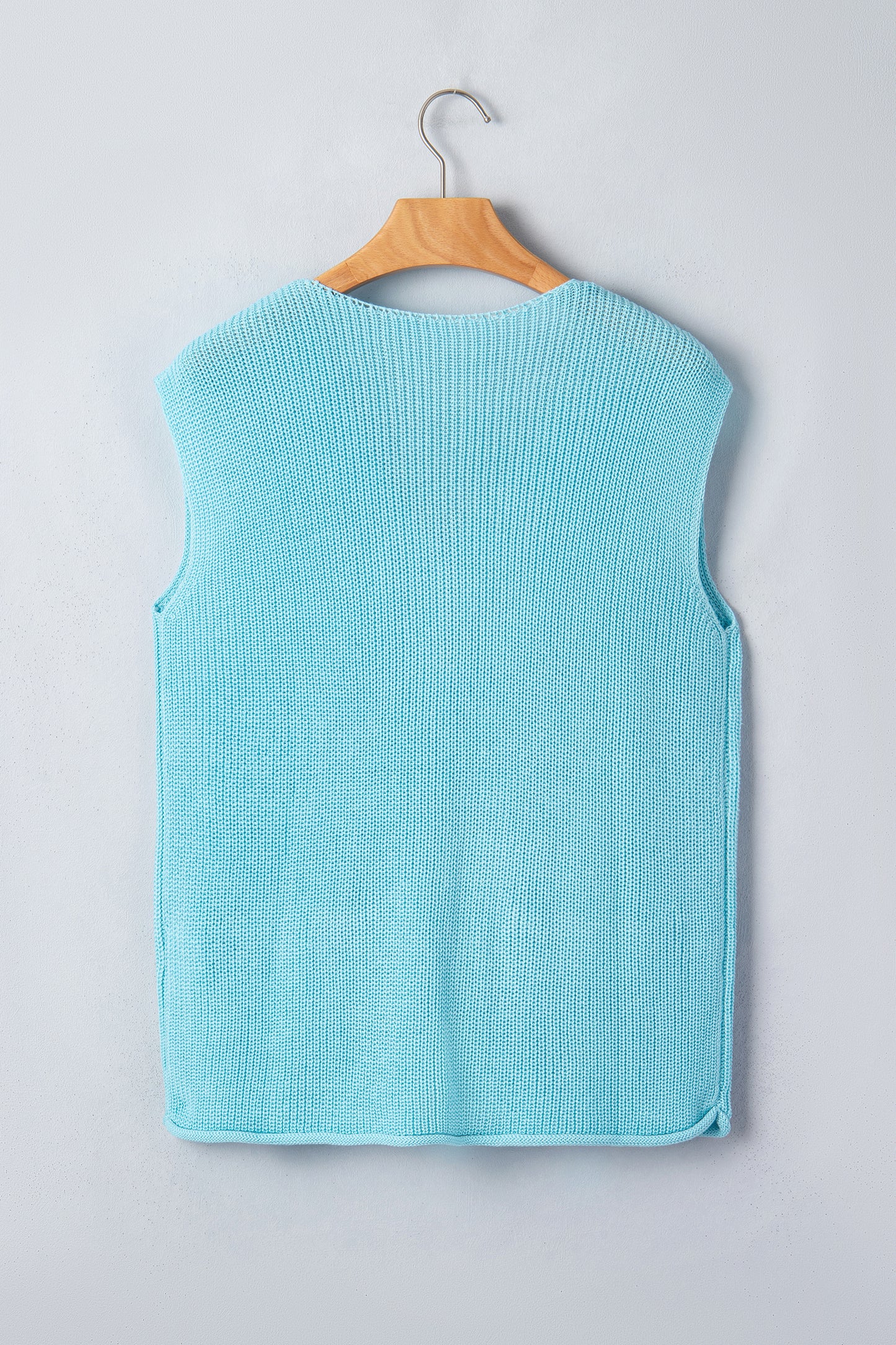 Chaleco de punto en color azul niebla con cuello de pico y botones delanteros