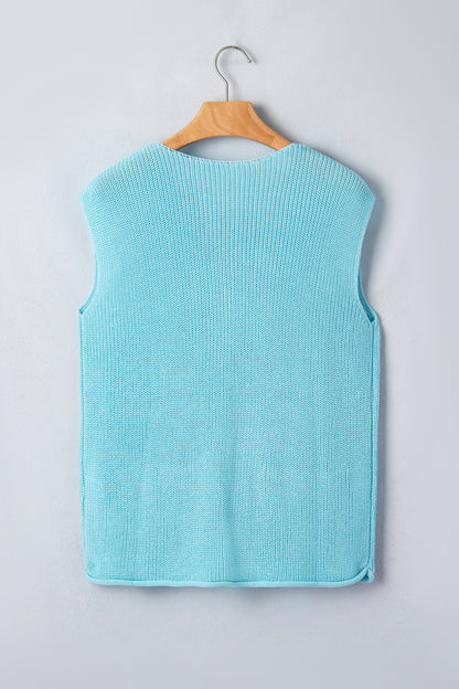 Chaleco de punto en color azul niebla con cuello de pico y botones delanteros