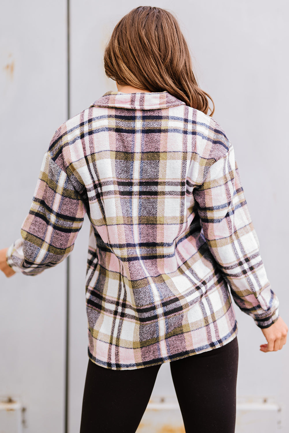 Chaqueta camisera rosa con estampado de cuadros geométricos y bolsillos