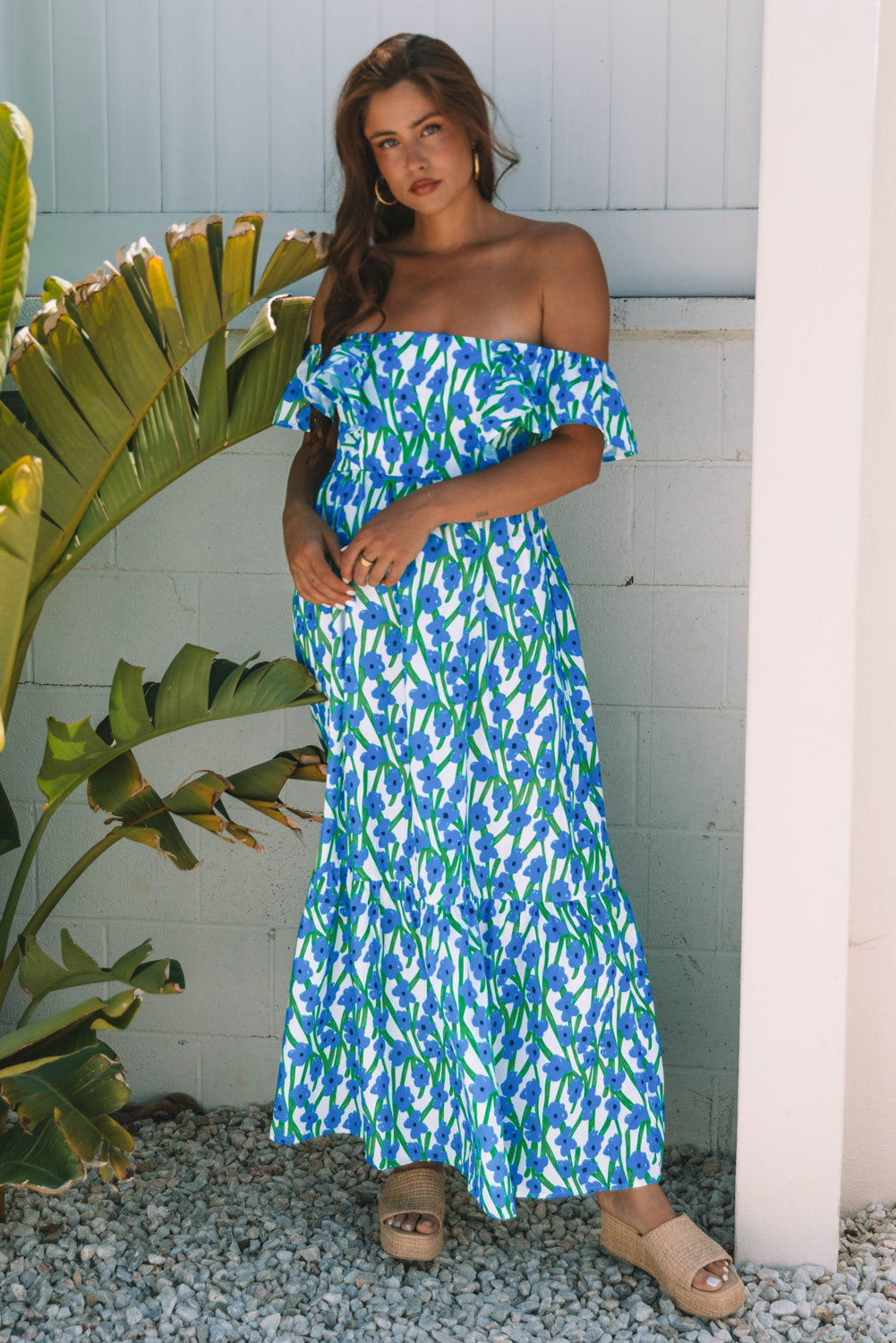 Vestido maxi azul con estampado floral, escote cuadrado y tirantes con volantes