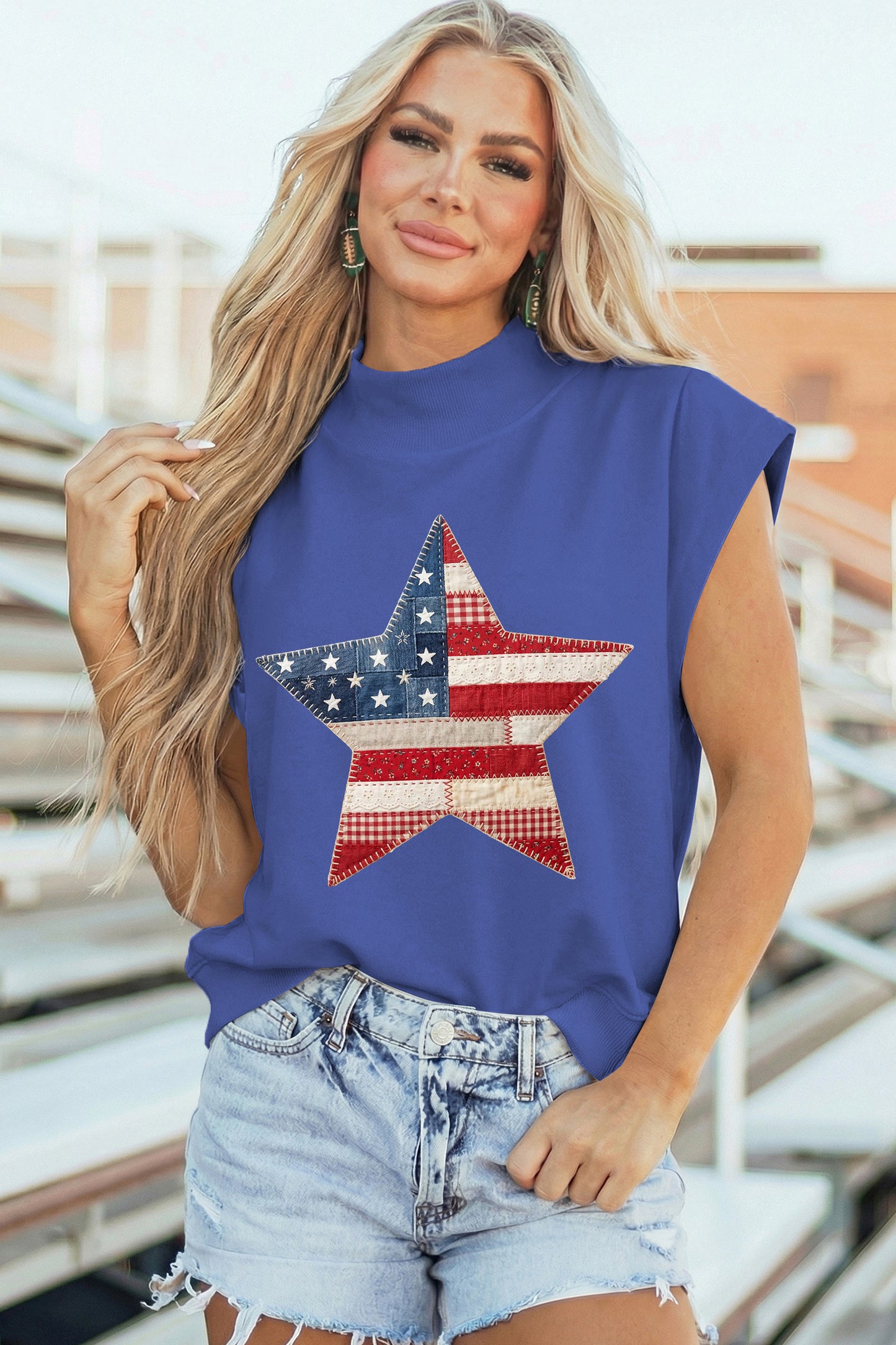 Top de cuello alto con estampado de estrella patriótica y falso patchwork en azul cielo