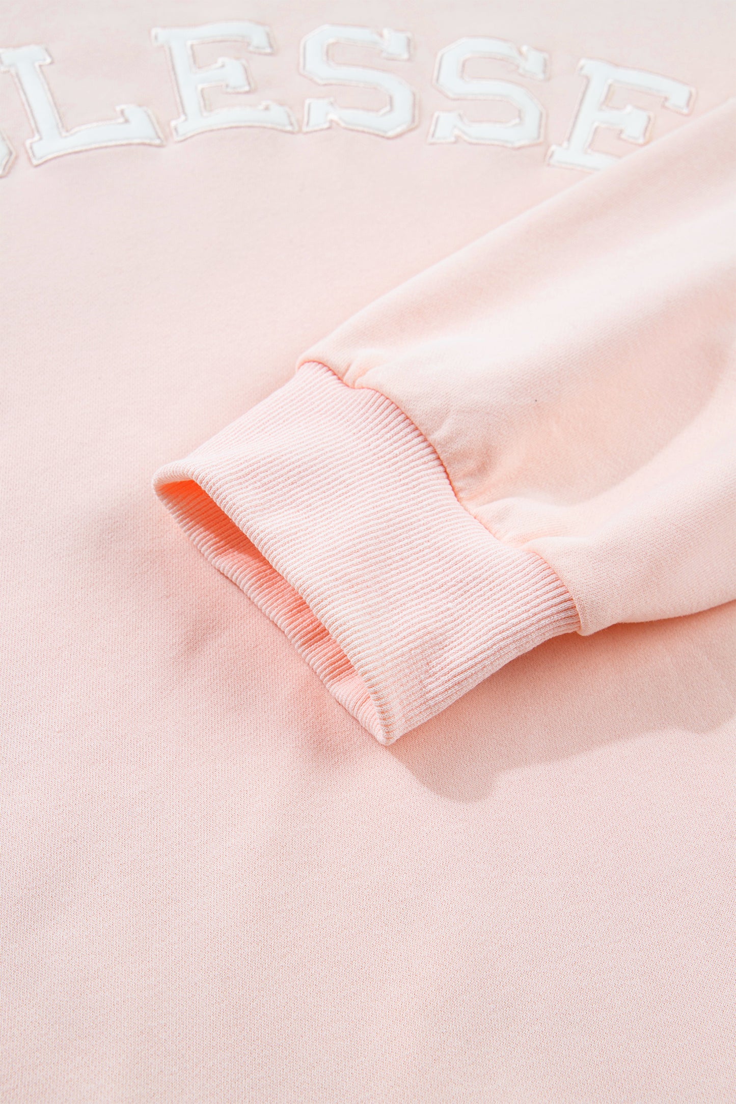 Sudadera de cuello alto talla grande con diseño gráfico de parche con ribete bordado "BLESSED" en rosa claro
