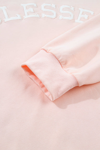 Sudadera de cuello alto talla grande con diseño gráfico de parche con ribete bordado "BLESSED" en rosa claro