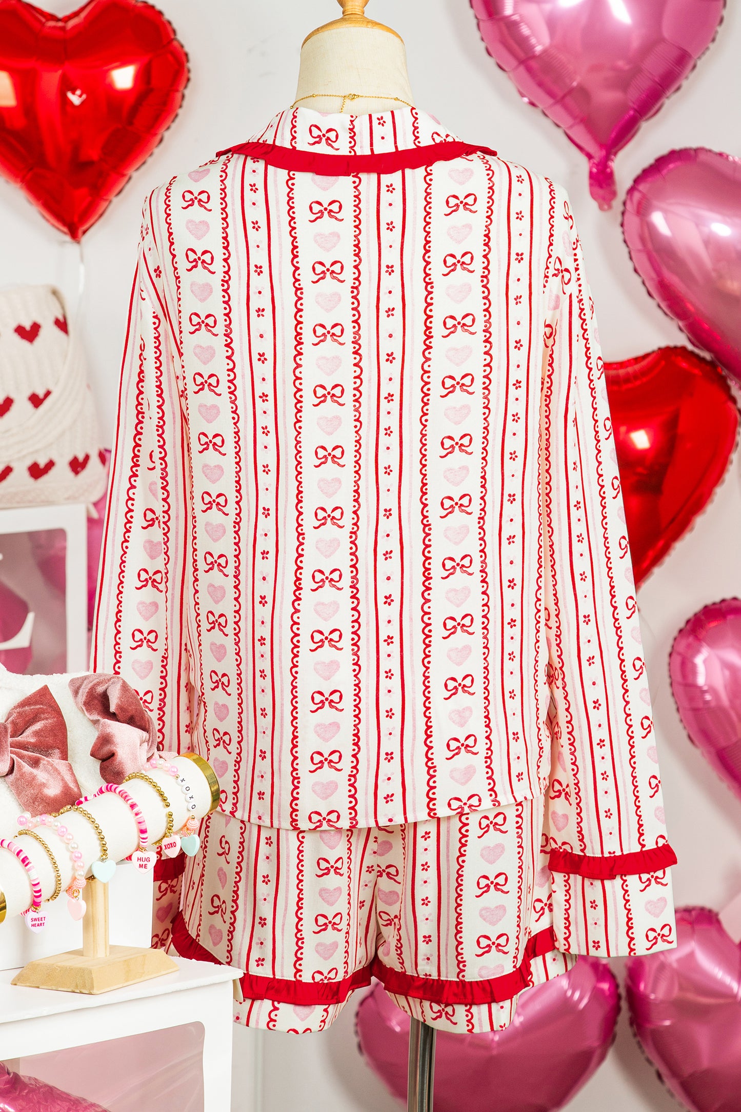 Conjunto de pijama de camisa de manga larga y pantalón corto con estampado de corazón floral dulce rojo y ribete en contraste