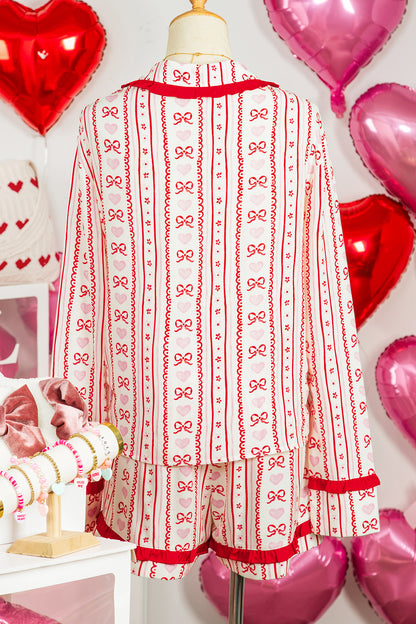 Conjunto de pijama de camisa de manga larga y pantalón corto con estampado de corazón floral dulce rojo y ribete en contraste