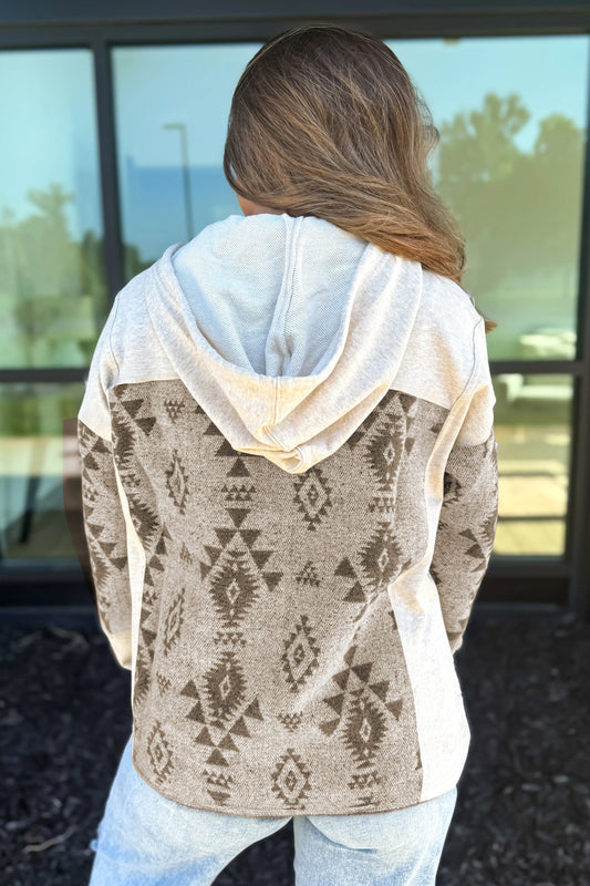 Chaqueta camisa con capucha y cordón, patchwork de bloques de color con estampado azteca occidental gris