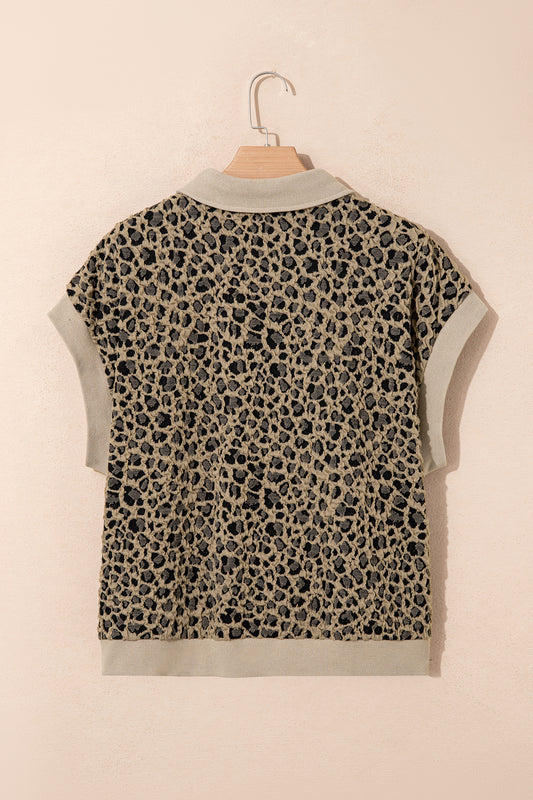 Blusa grande beige acanalada con cuello de retazos, puños y estampado de leopardo