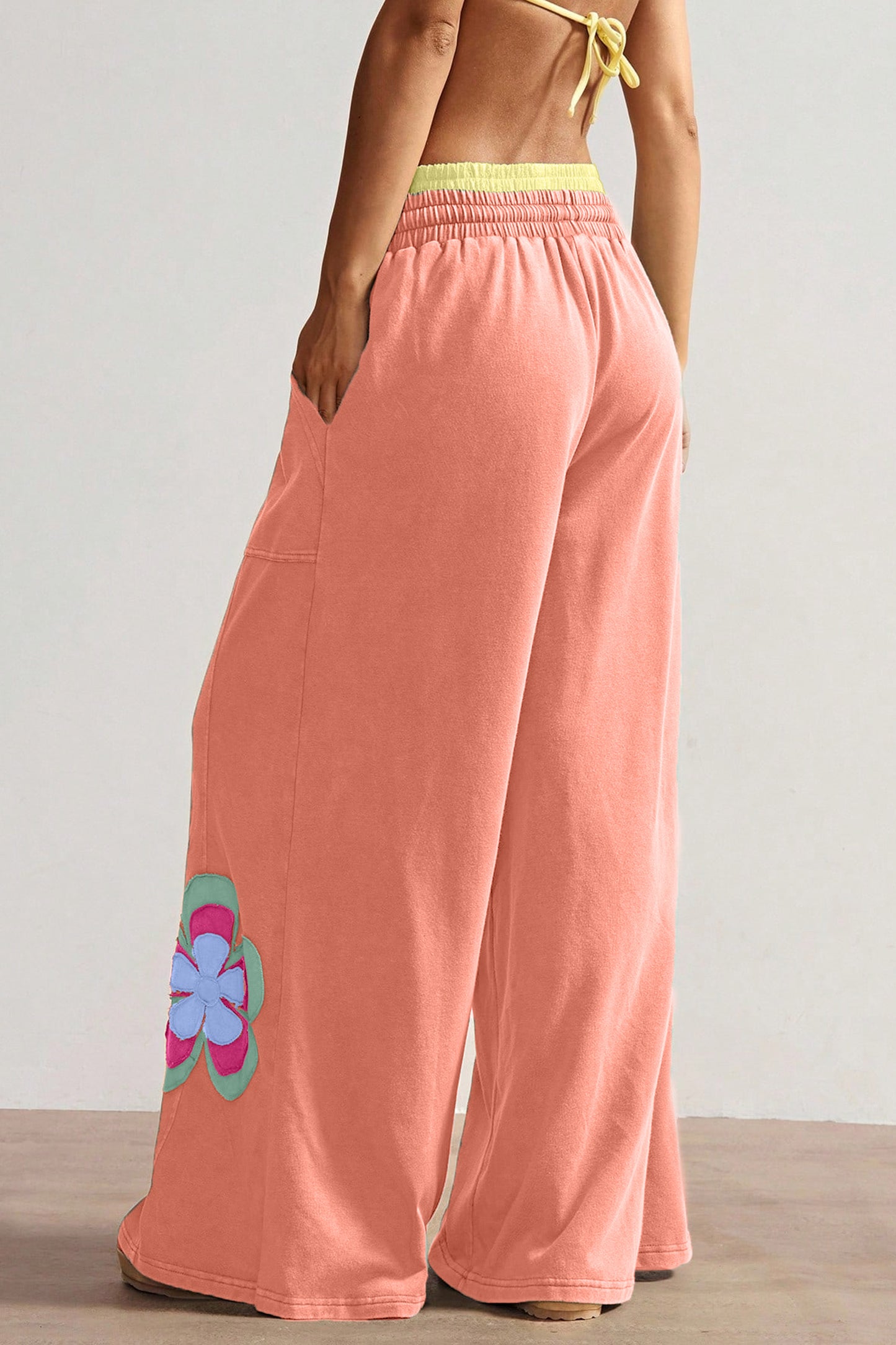 Pantalón de pierna ancha con cordón y cintura elástica contrastada, estampado floral en bloques de color naranja y pomelo