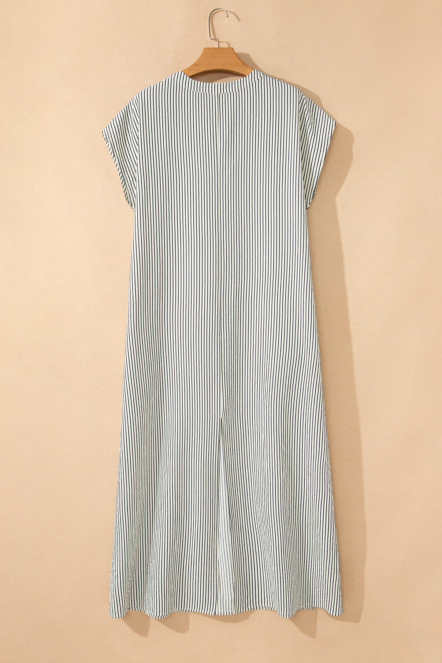Vestido largo de manga corta con volantes y botones hasta la mitad, de rayas negras