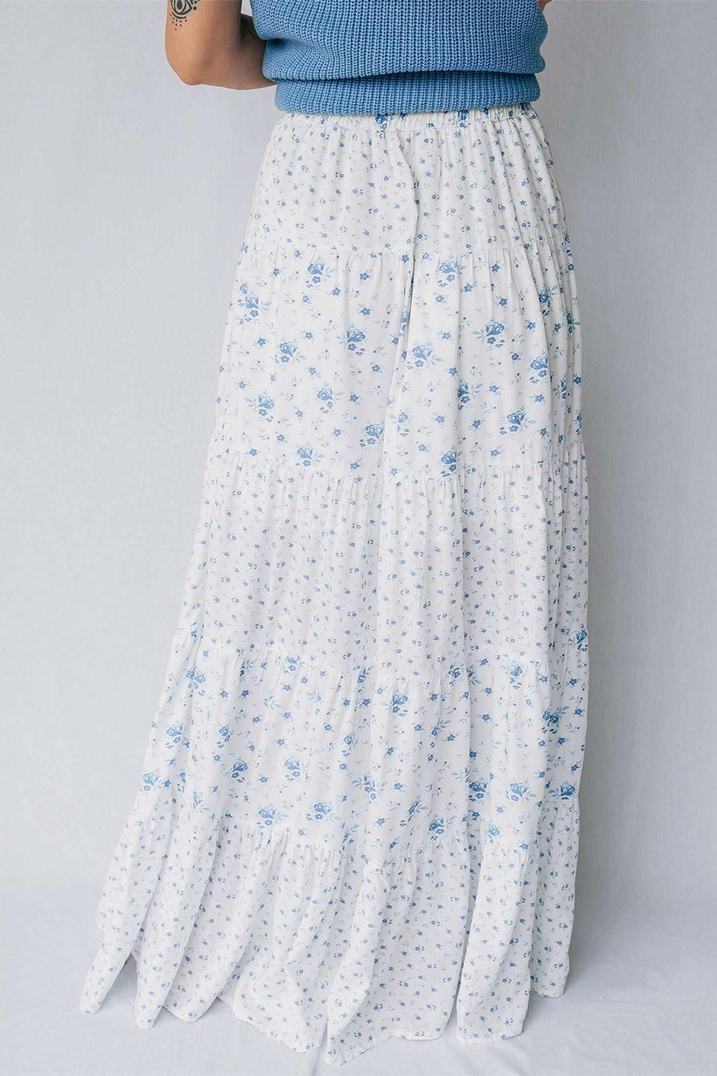 Falda larga bohemia de cintura alta azul cielo con estampado floral pequeño