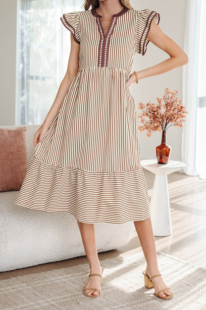 Vestido midi con cuello en V, manga corta con doble volante y ribete en contraste, a rayas marrones