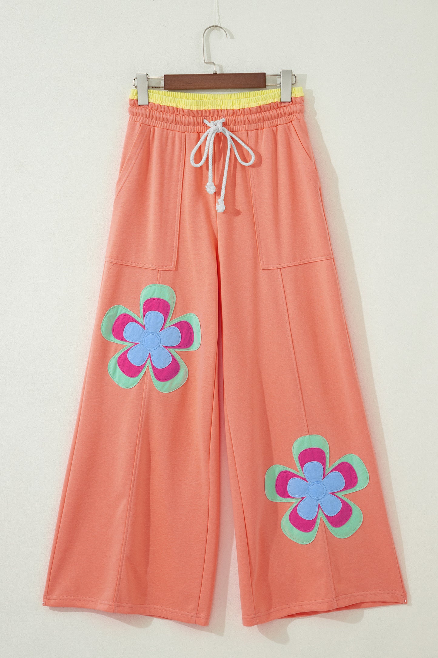 Pantalón de pierna ancha con cordón y cintura elástica contrastada, estampado floral en bloques de color naranja y pomelo