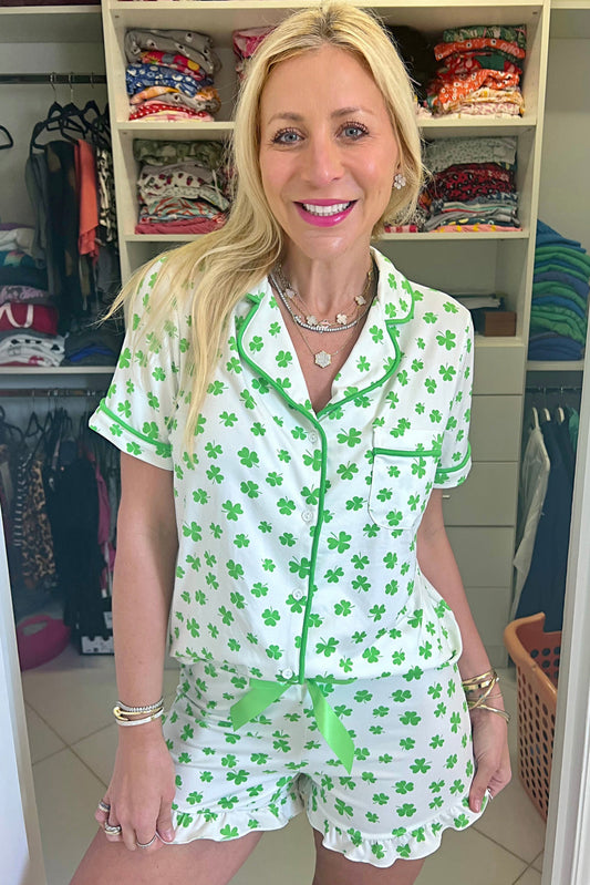 Conjunto de pijama de manga corta con estampado de trébol verde y pantalón corto con volantes