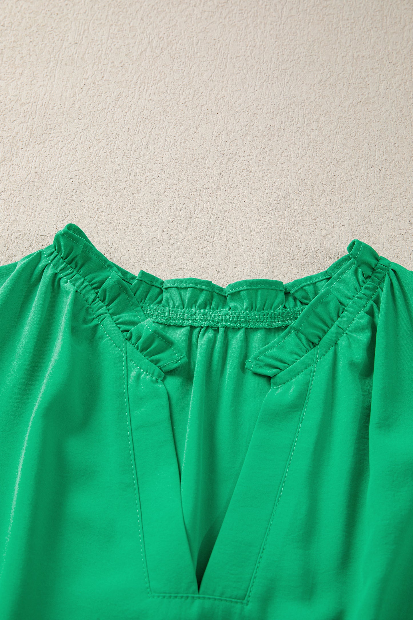 Vestido maxi escalonado verde brillante de color sólido, cuello en V, manga corta abullonada y cintura alta