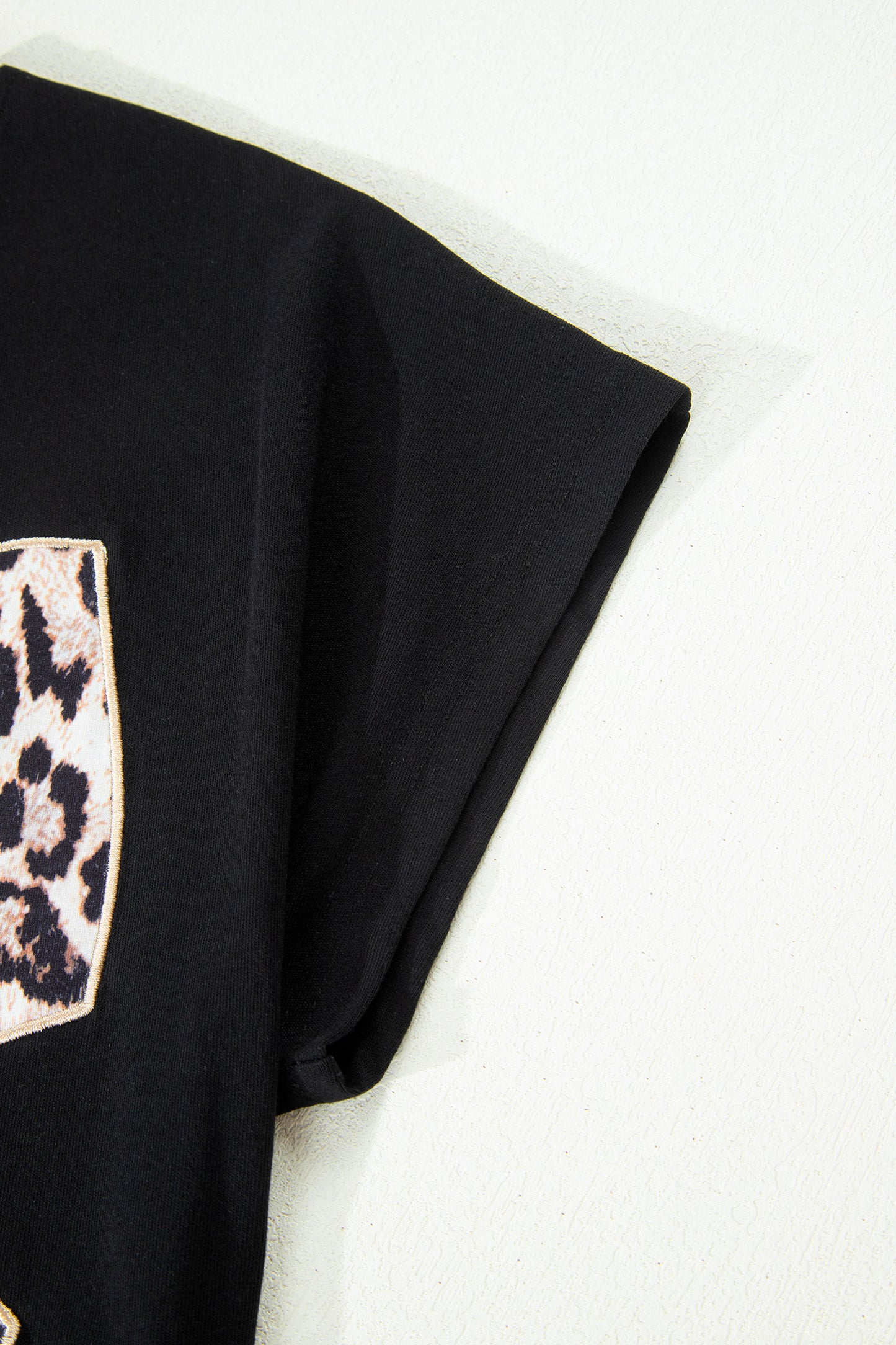 Camiseta de algodón con cuello redondo, lazo de leopardo negro bordado
