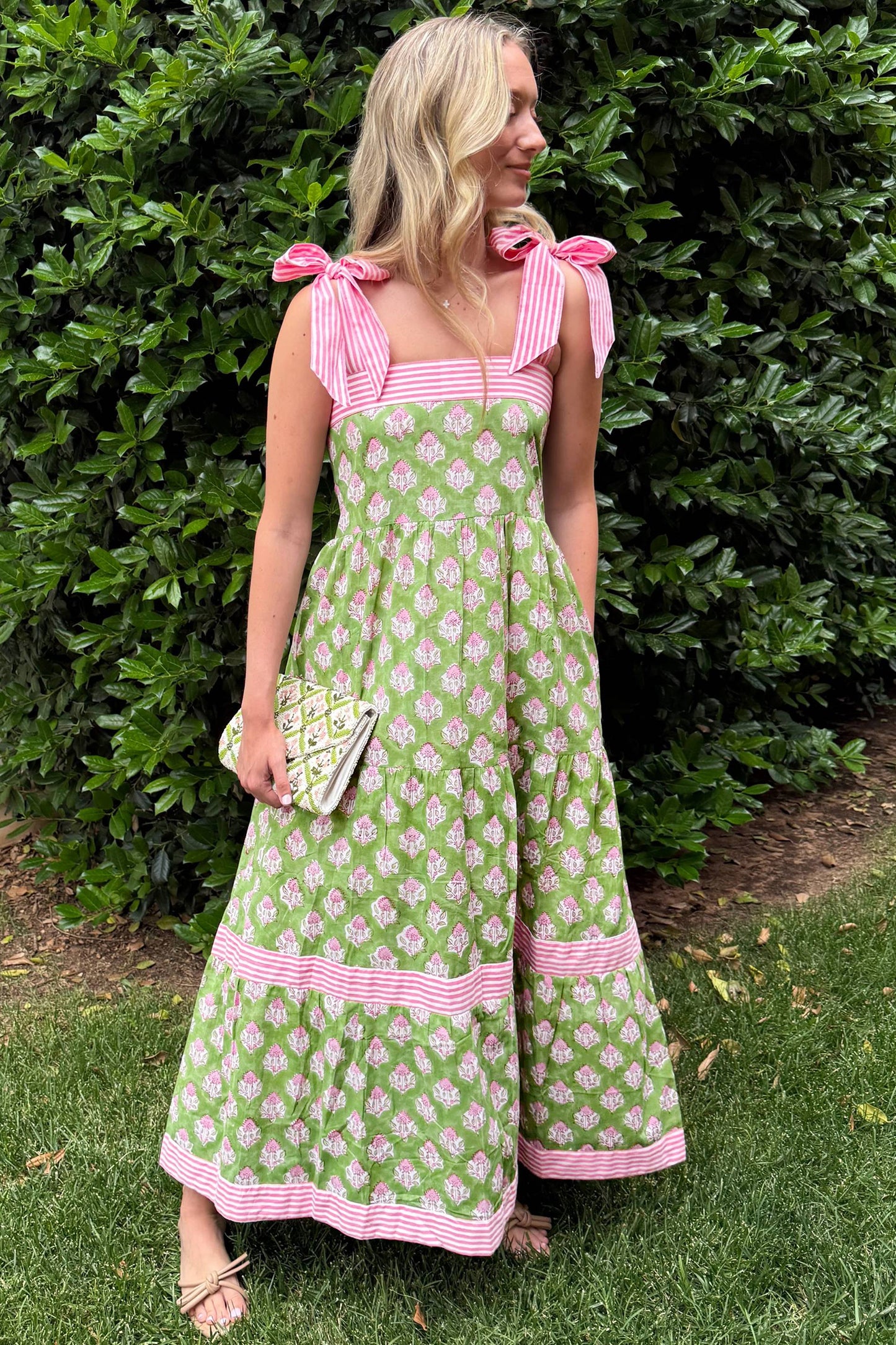 Vestido Maxi con Estampado Floral Verde, Detalles Rayados y Tirantes con Nudo