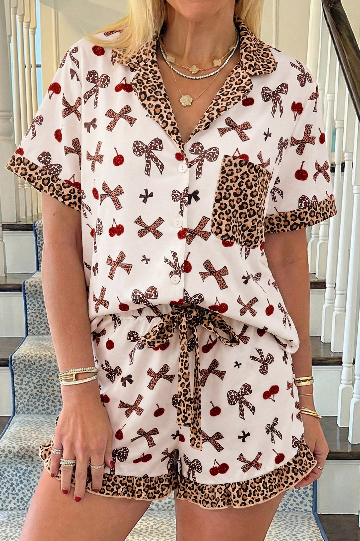 Camiseta de pijama de 2 piezas con estampado de cerezas y lazo blanco chic, retazos de leopardo en contraste y shorts con cordón.