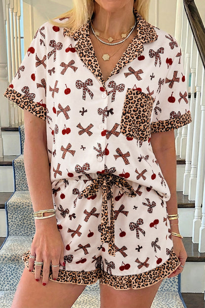 Camiseta de pijama de 2 piezas con estampado de cerezas y lazo blanco chic, retazos de leopardo en contraste y shorts con cordón.