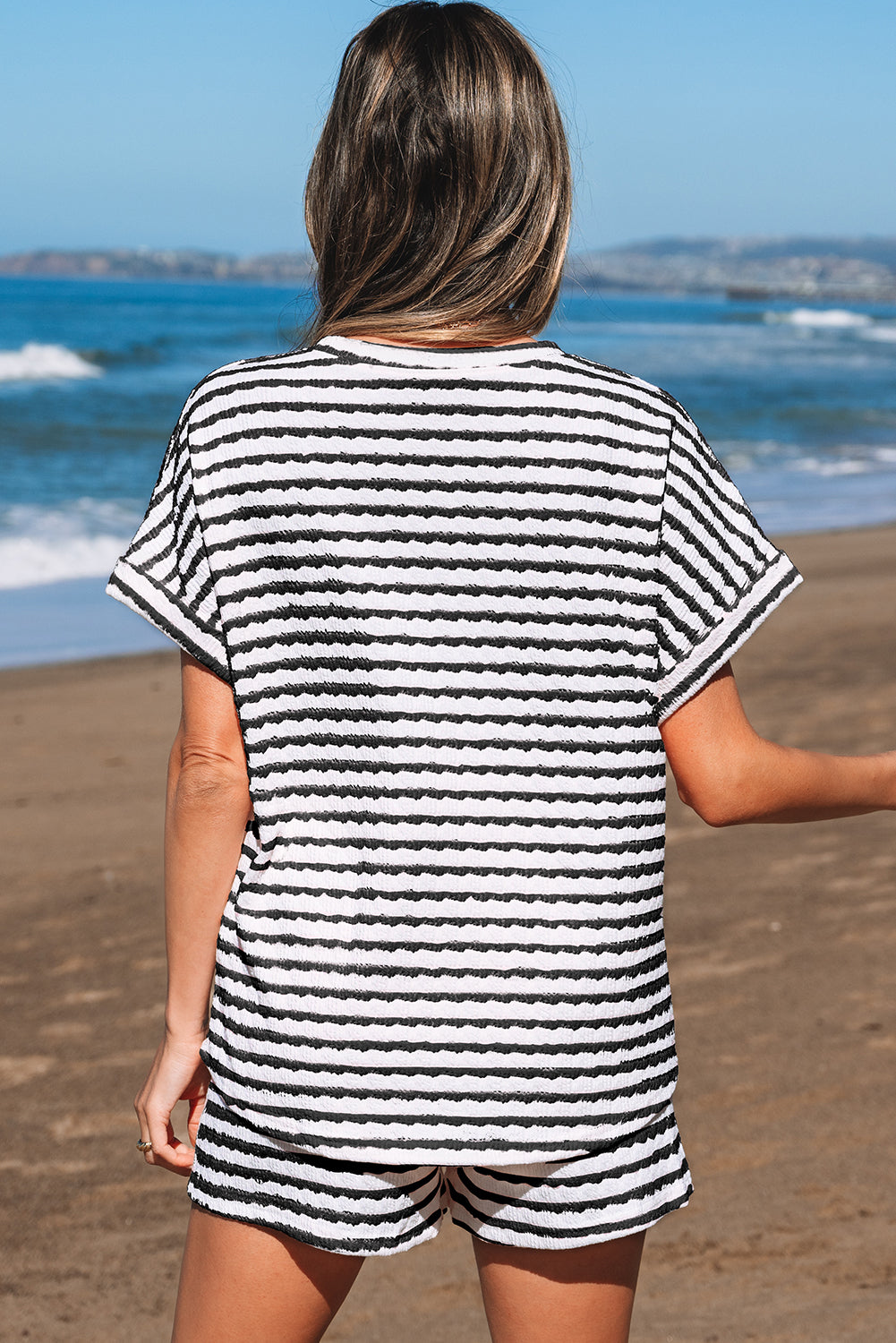 Conjunto de top de manga corta de punto con rayas negras y shorts con cordón