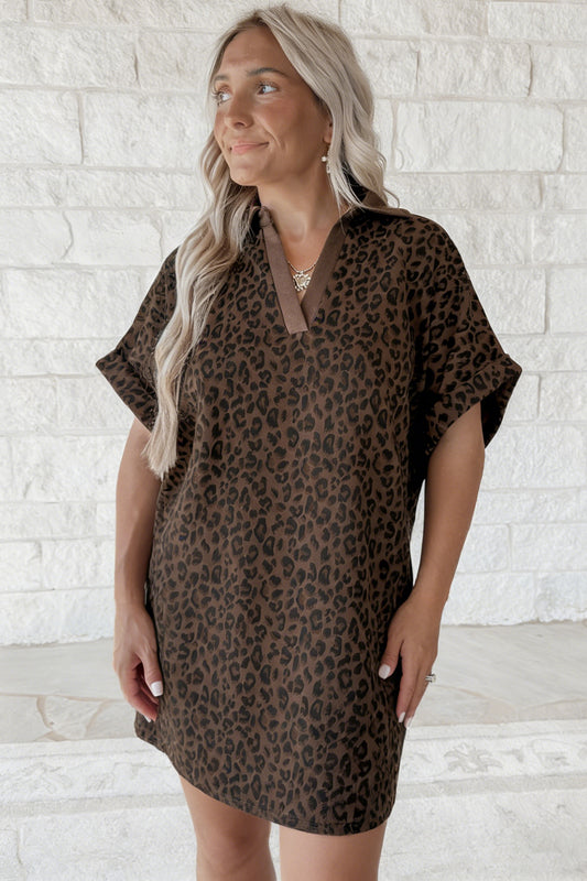 Minivestido con estampado de leopardo marrón, cuello en contraste y escote en V