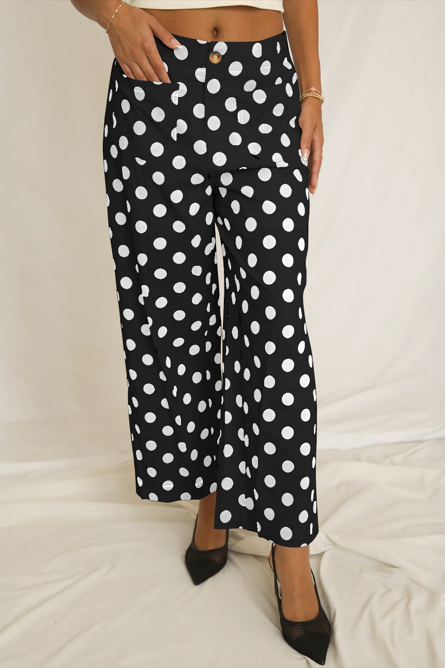 Pantalones de pernera recta de tiro medio con bolsillos de parche y estampado de lunares negros