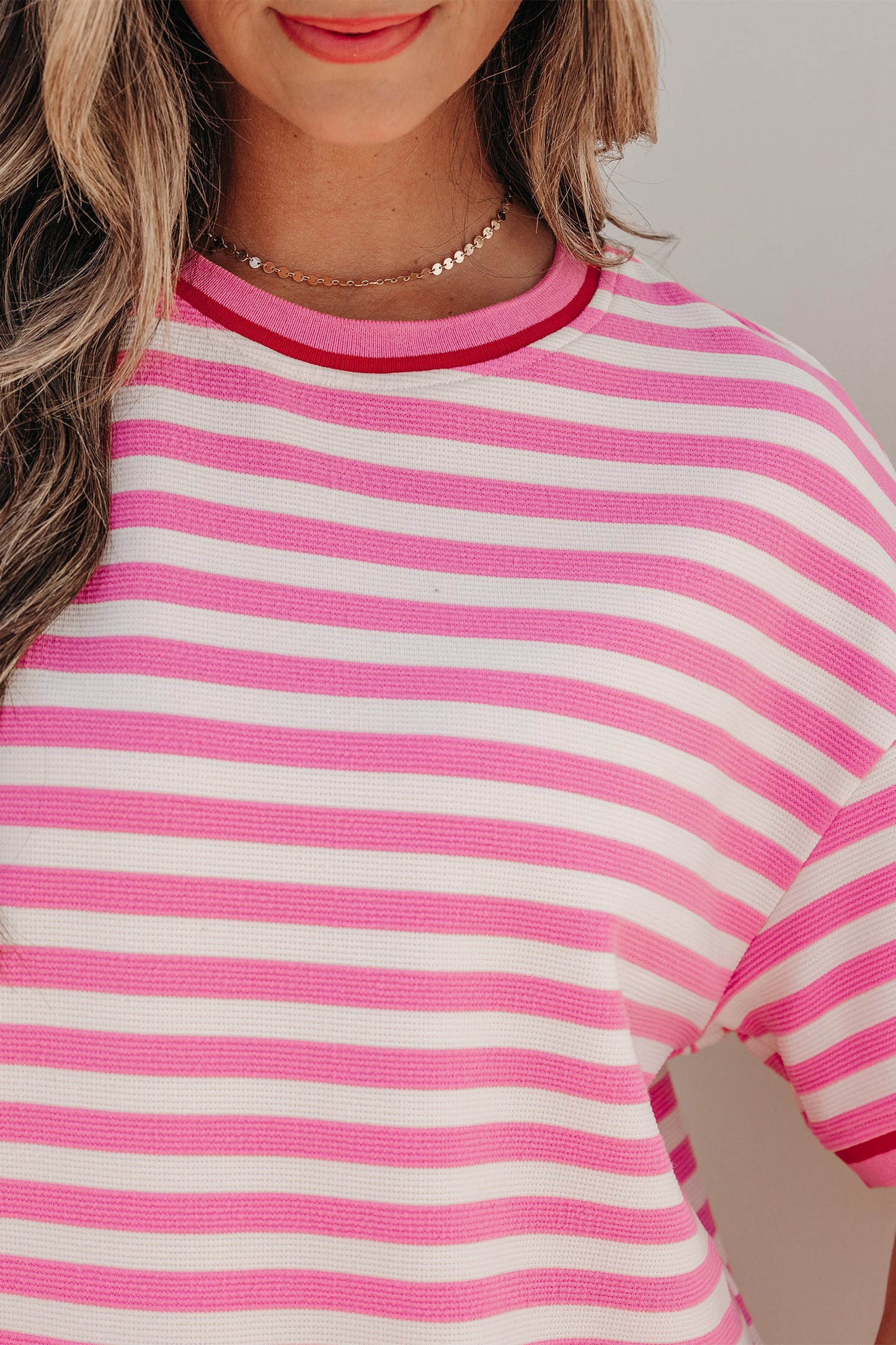 Top de manga corta con ribete en contraste de rayas rosas y shorts sueltos, conjunto casual de 2 piezas