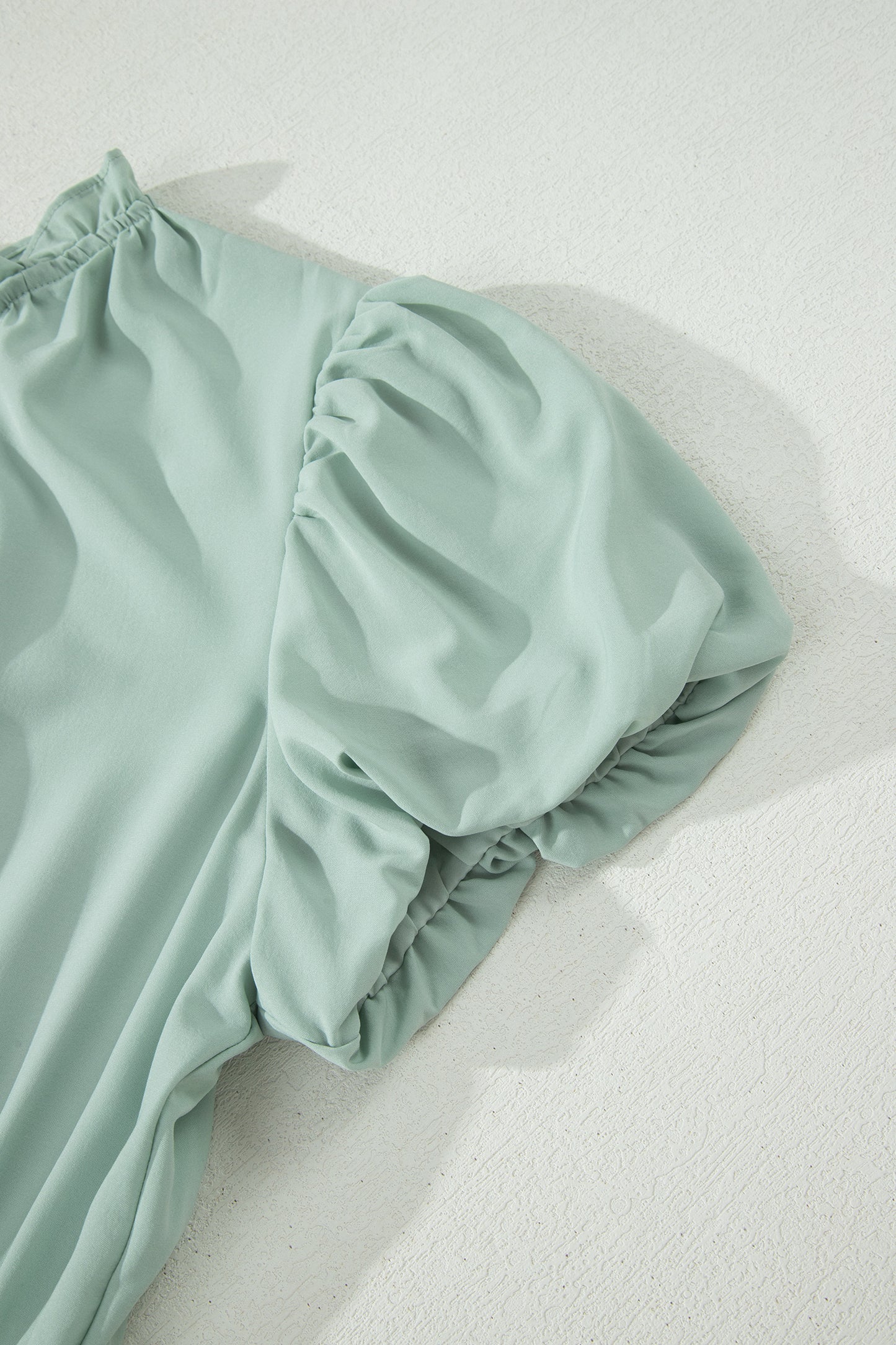 Vestido maxi escalonado de cintura alta con cuello en V y manga corta abullonada en color sólido Aqua claro