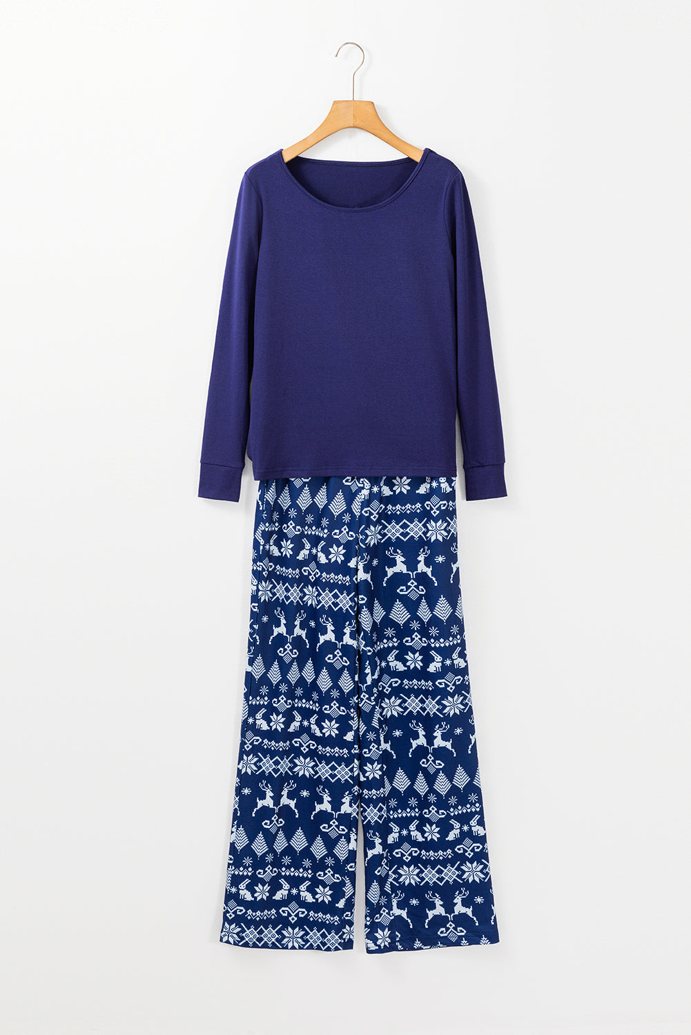 Conjunto de dos piezas de salón: top liso azul y pantalones navideños