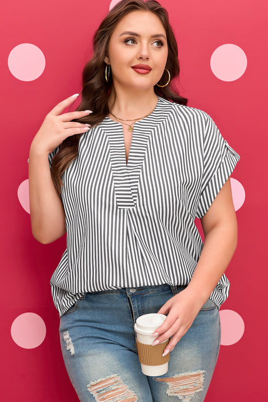 Blusa de talla grande con estampado de rayas negras, escote en V y manga corta dolmán con presilla para remangar