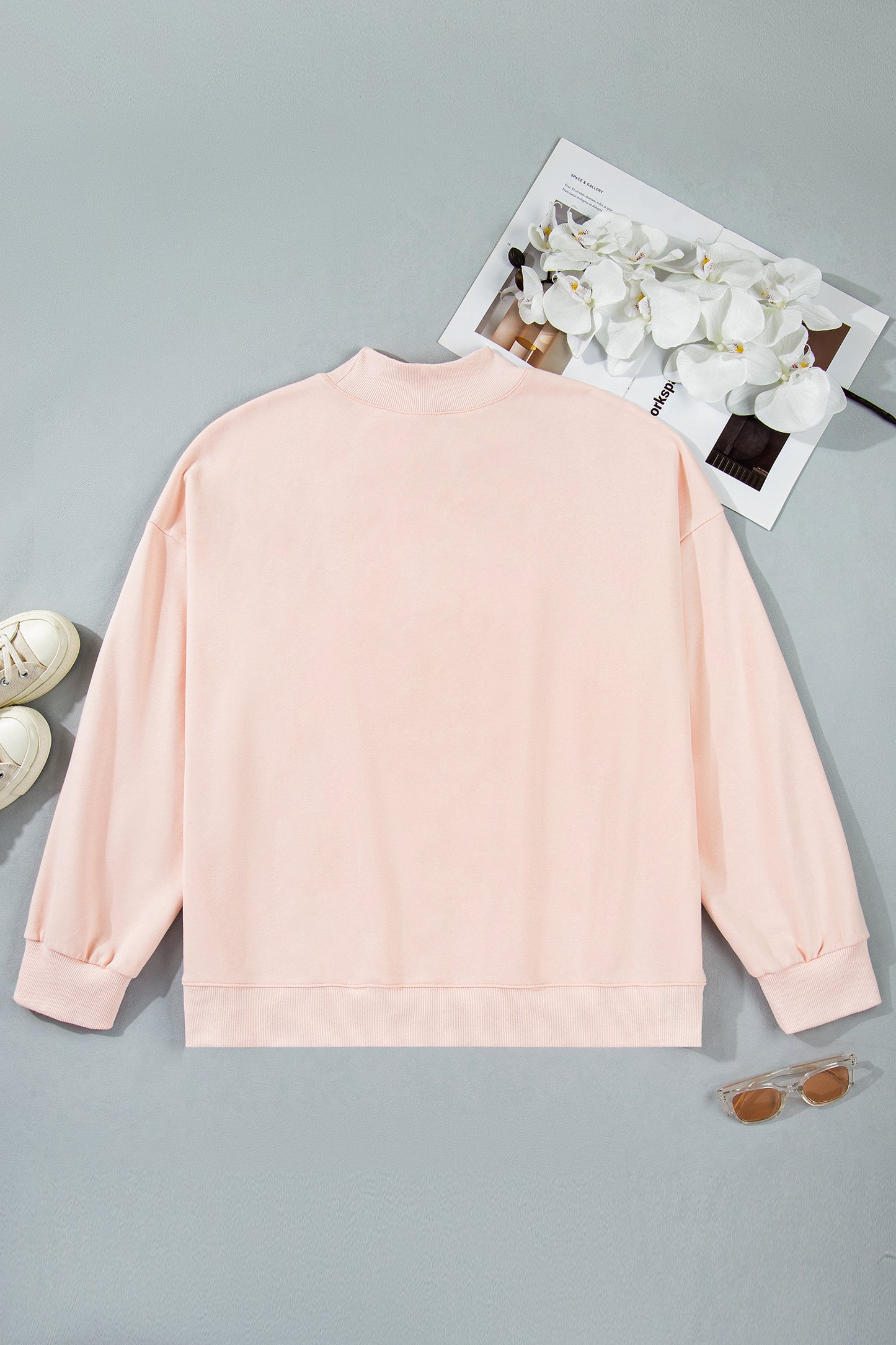 Sudadera de cuello alto talla grande con diseño gráfico de parche con ribete bordado "BLESSED" en rosa claro