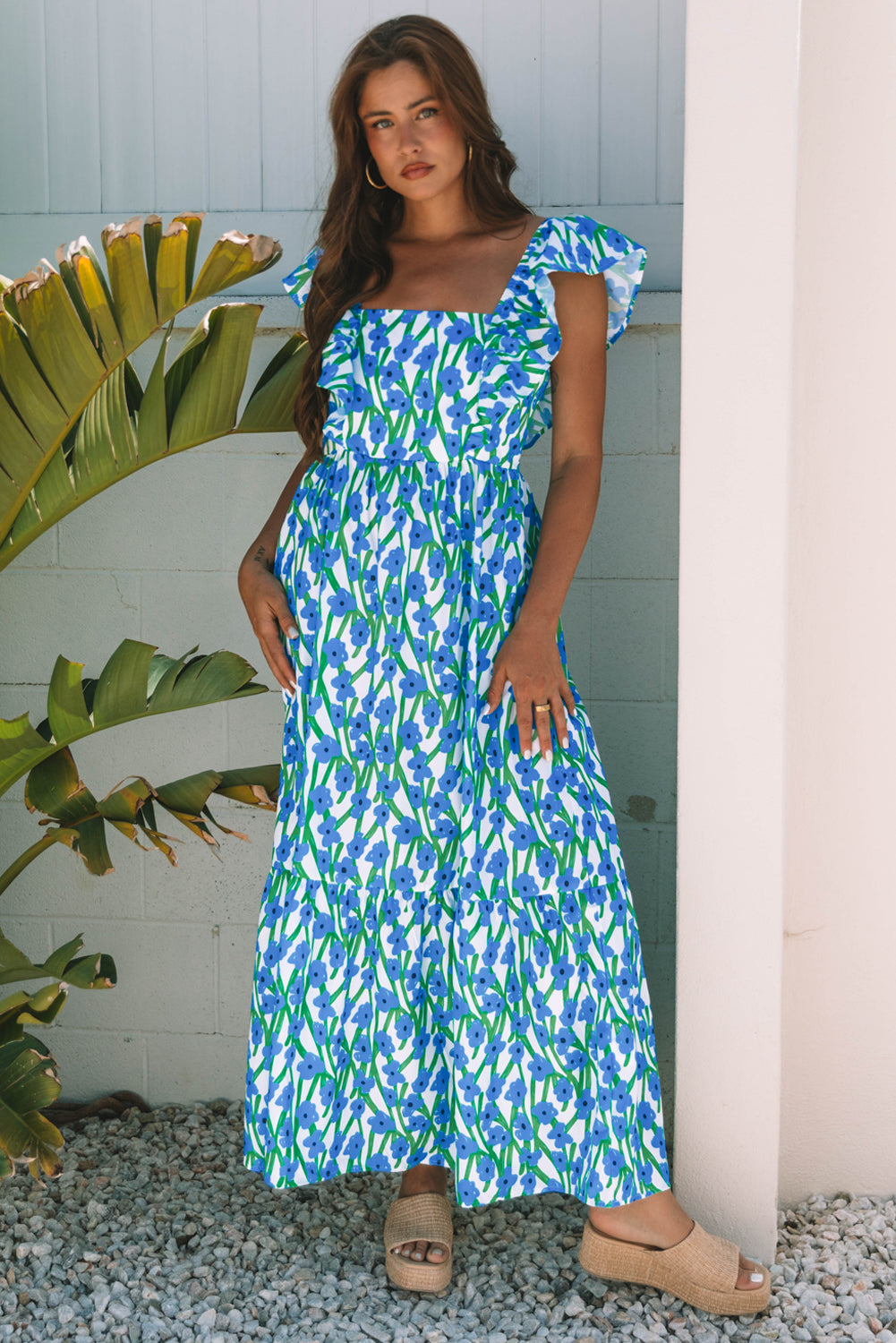 Vestido maxi azul con estampado floral, escote cuadrado y tirantes con volantes