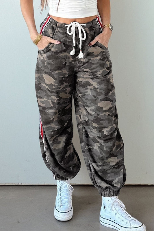 Pantalones con cordón, panel lateral a rayas y estampado de camuflaje verde con retazos