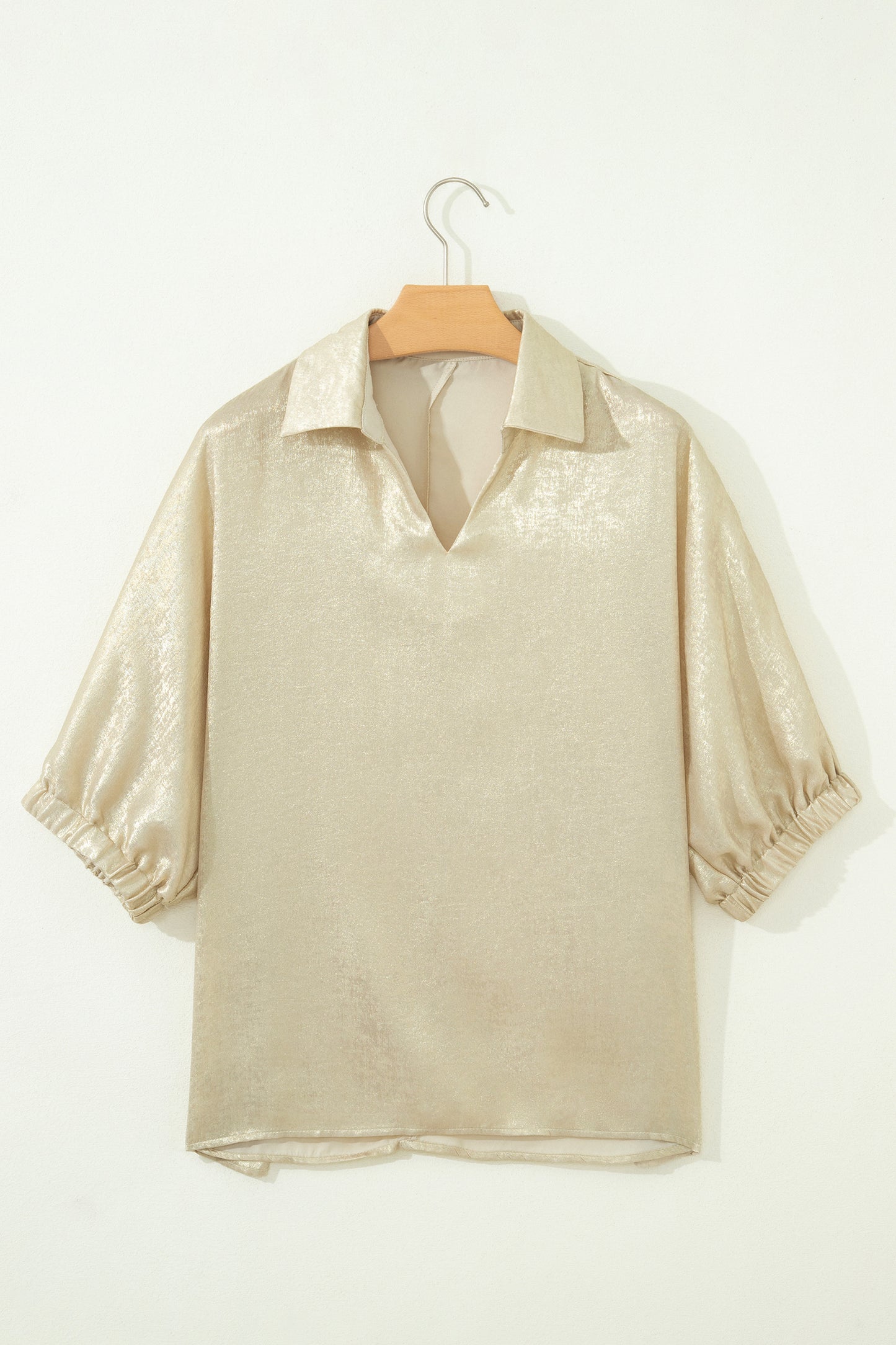 Top metálico beige de cuello y escote en V con media manga