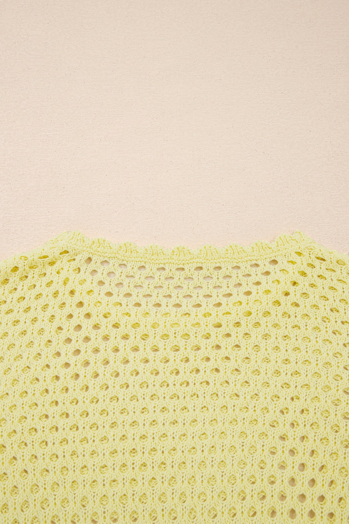 Blusa de punto calada de manga larga amarilla con ribete festoneado