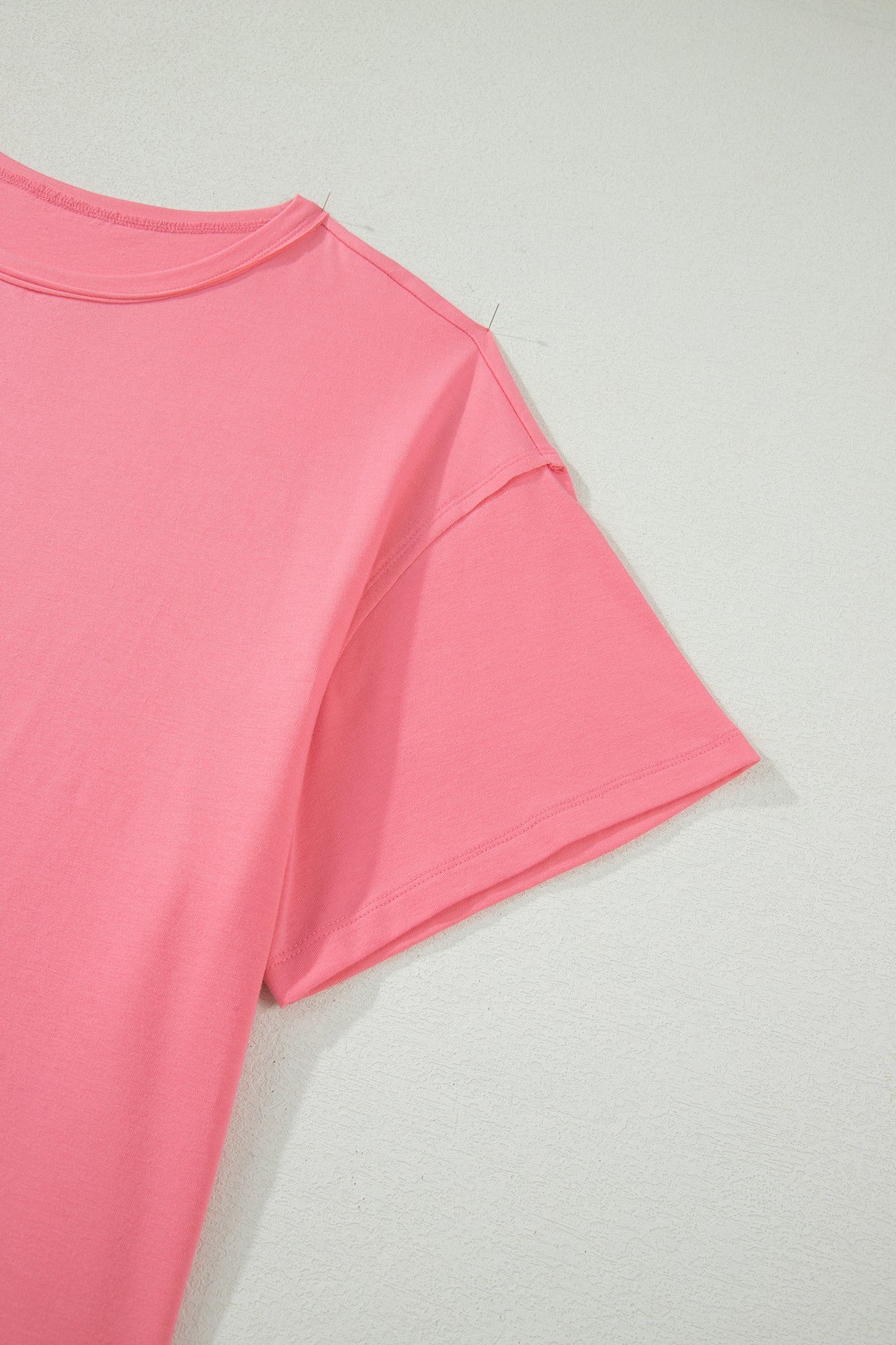 Camiseta talla grande color melocotón sólido con costura sin rematar y bajo con volantes