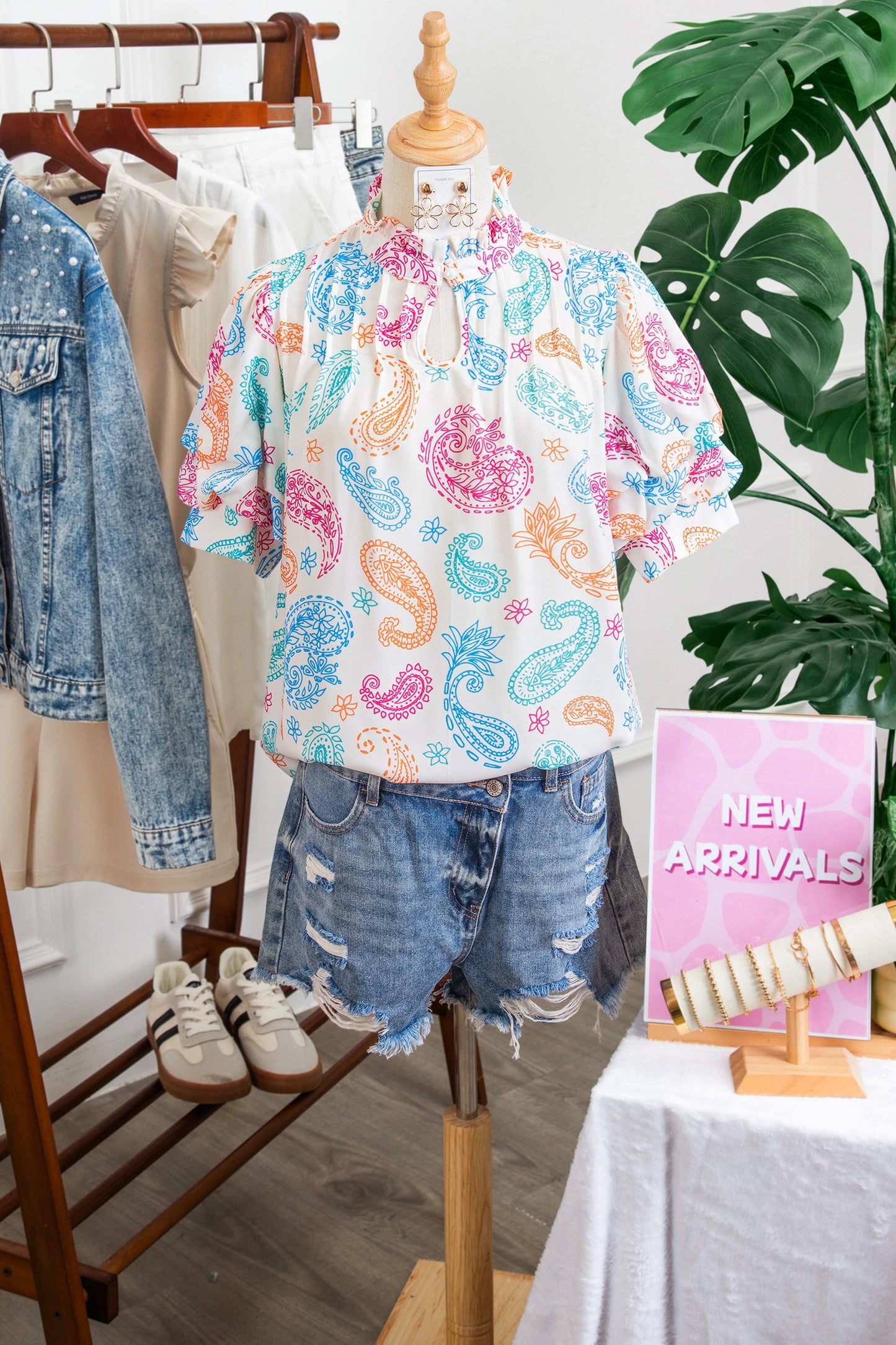 Blusa con estampado cachemira vibrante multicolor, ojales de botón y mangas abullonadas