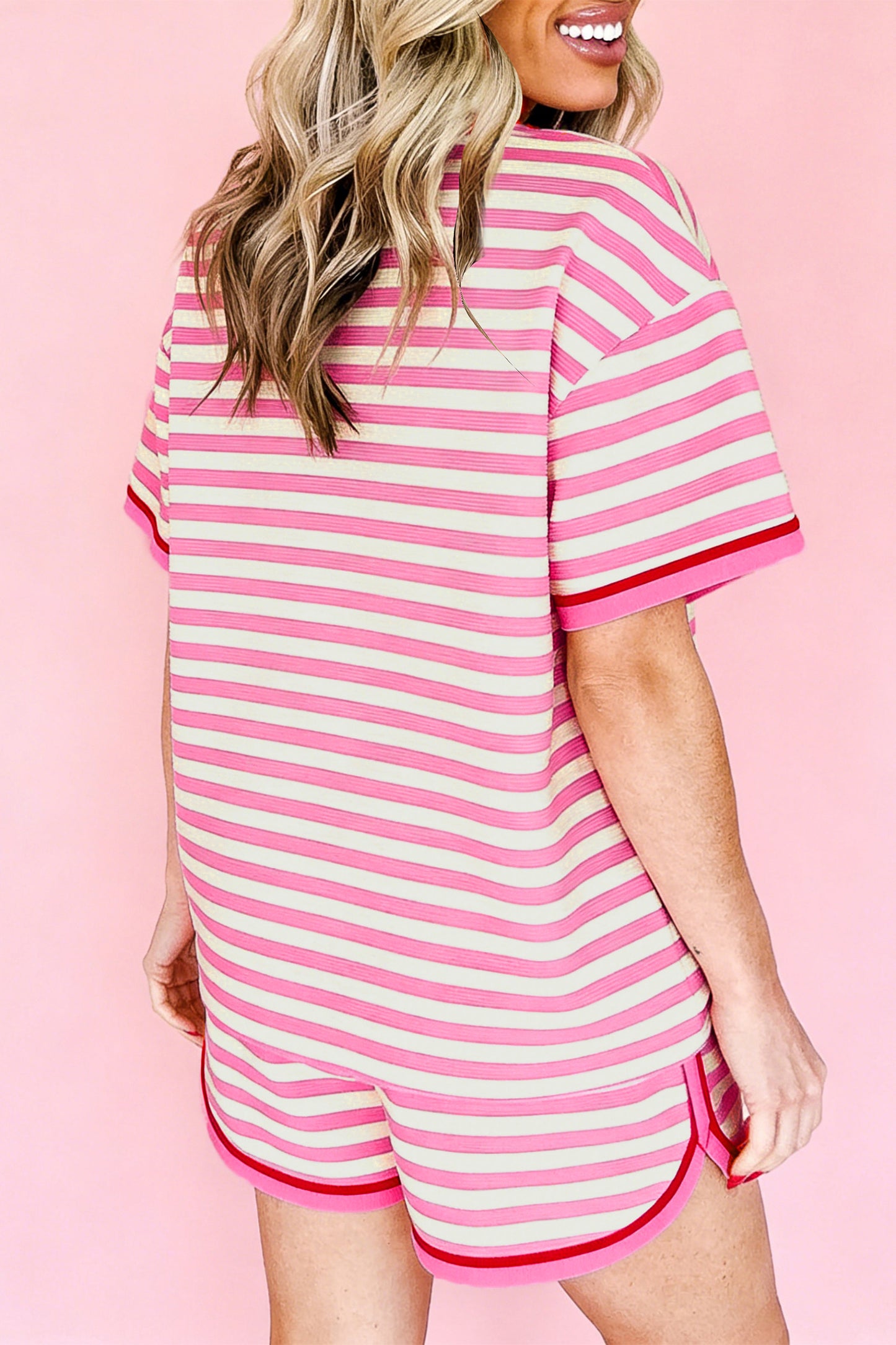 Top de manga corta con ribete en contraste de rayas rosas y shorts sueltos, conjunto casual de 2 piezas