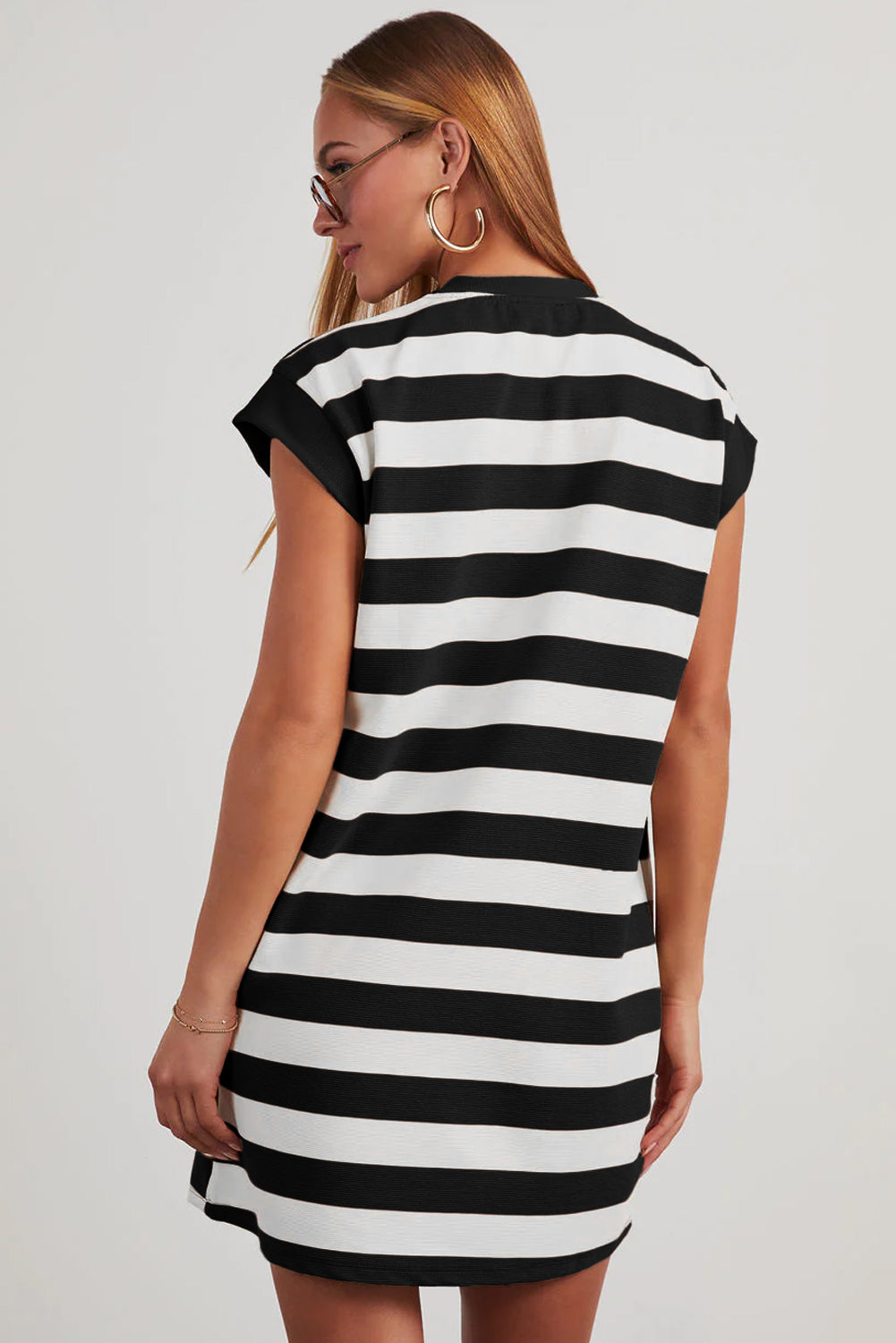 Vestido camiseta informal de manga corta con raya negra