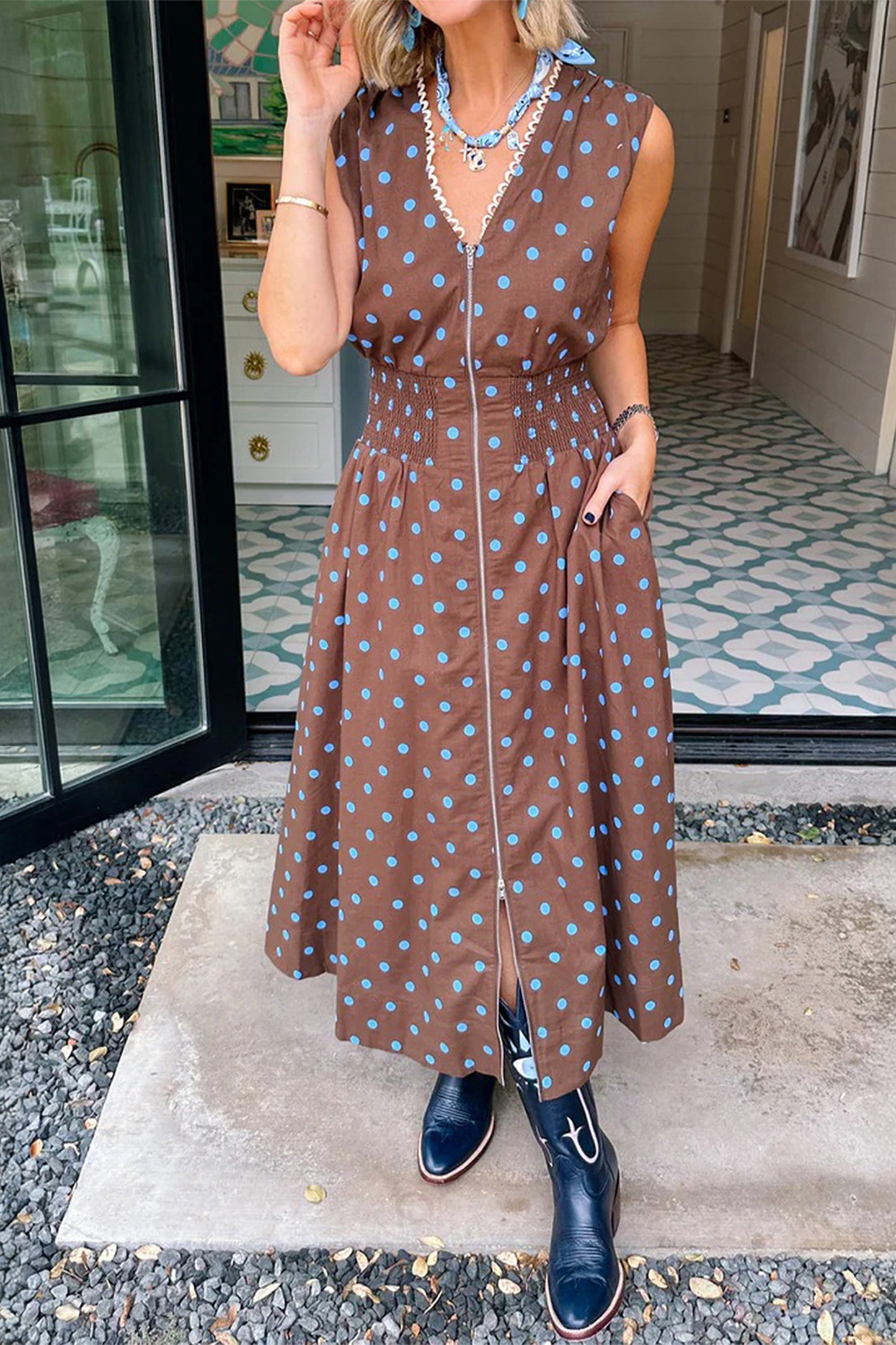 Vestido sin mangas con cremallera, cuello en V, estampado de lunares marrones y ribete en contraste
