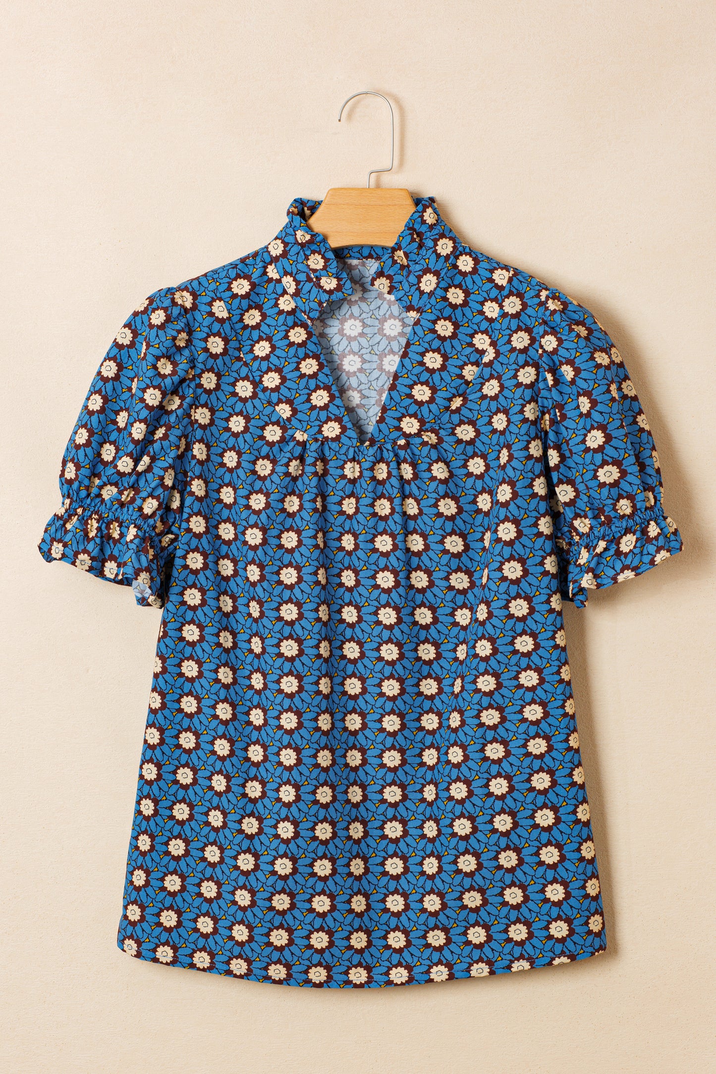 Blusa Azul Cielo Retro con Estampado Floral, Escote en V, Detalle Plisado y Manga Corta Abullonada